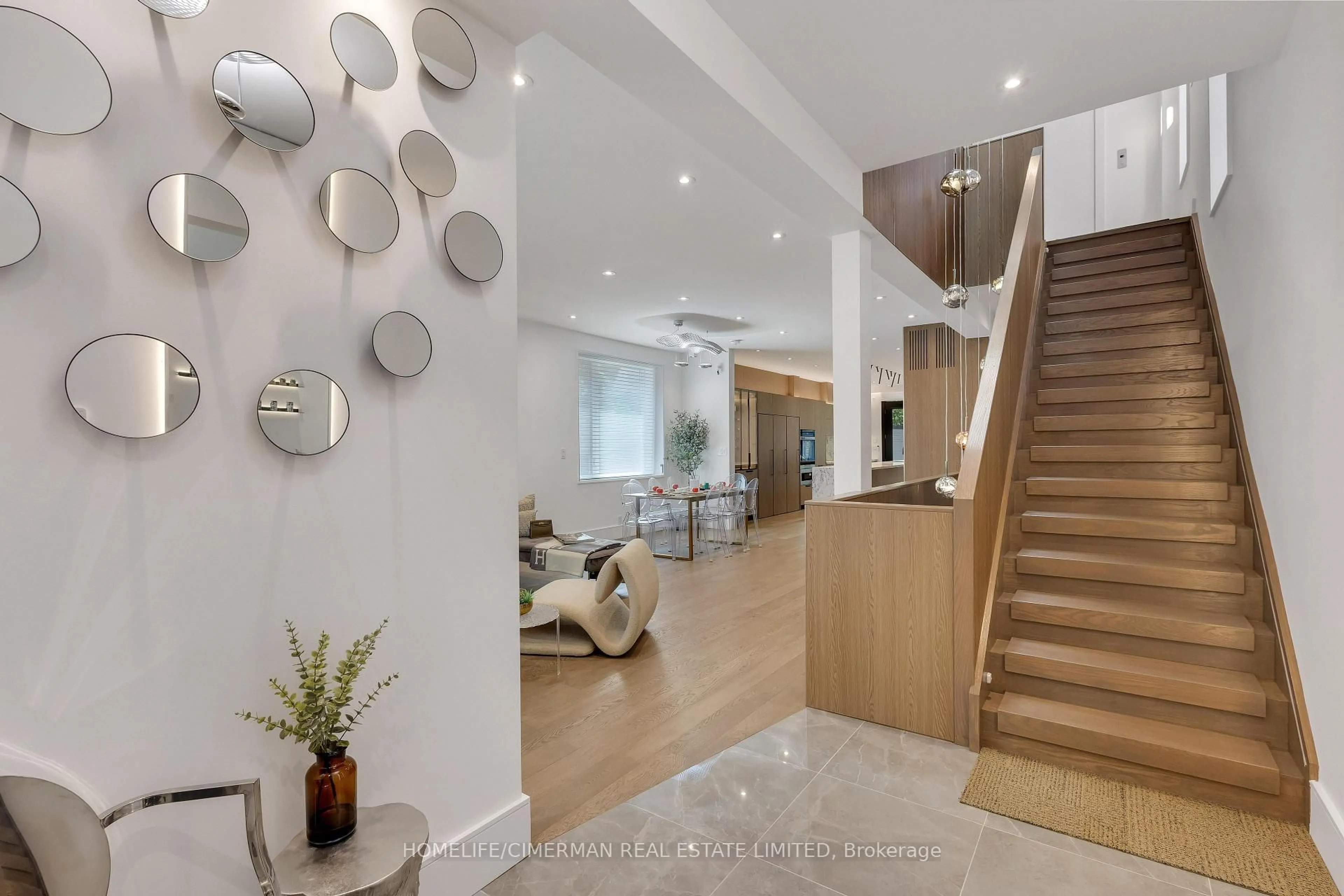 Indoor foyer for 124 Lyndhurst Ave, Toronto Ontario M5R 2Z9