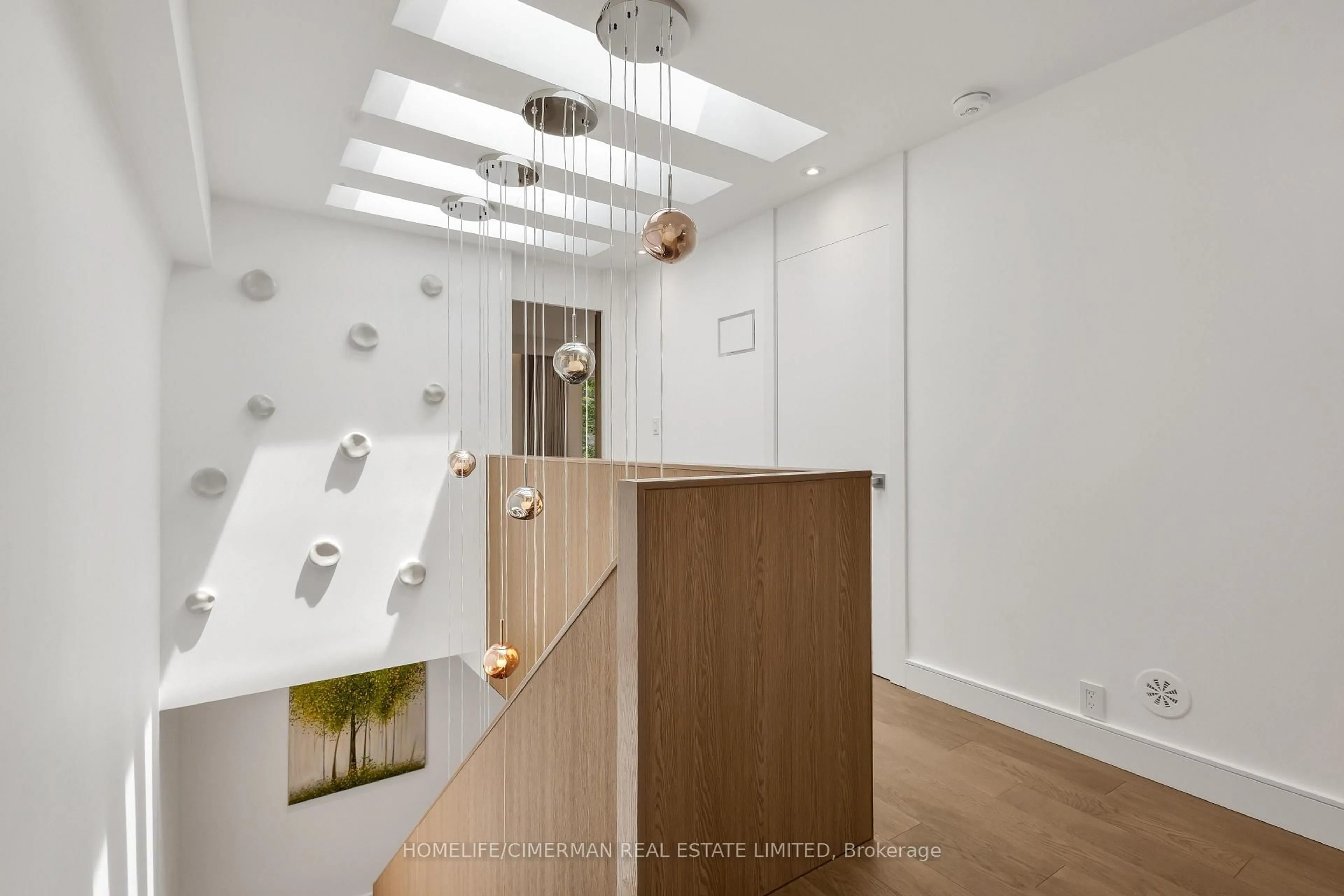 Indoor foyer for 124 Lyndhurst Ave, Toronto Ontario M5R 2Z9