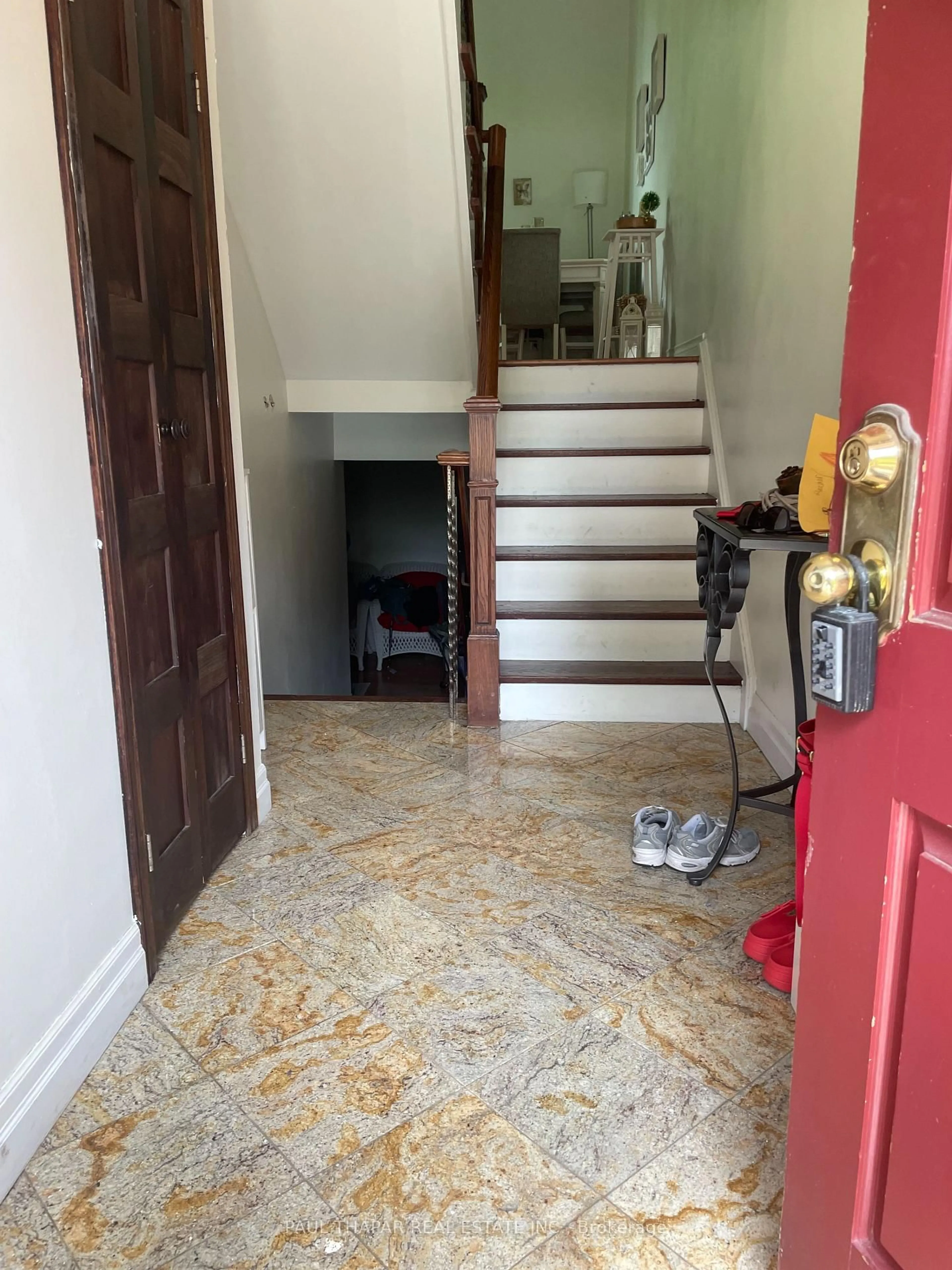 Indoor foyer for 51 Sugar Mill Way, Toronto Ontario M2L 1R5