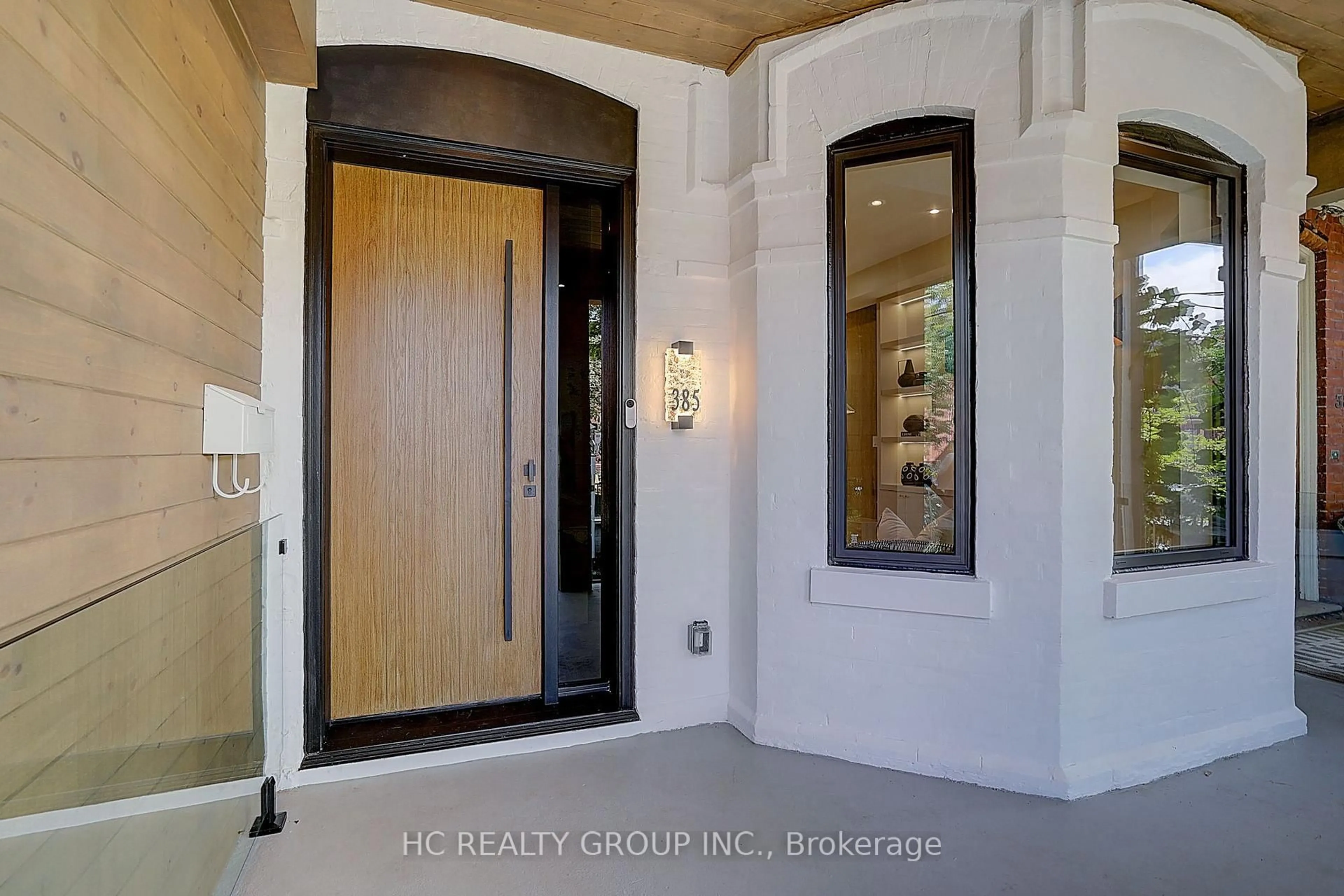 Indoor entryway for 385 Manning Ave, Toronto Ontario M6G 2V6