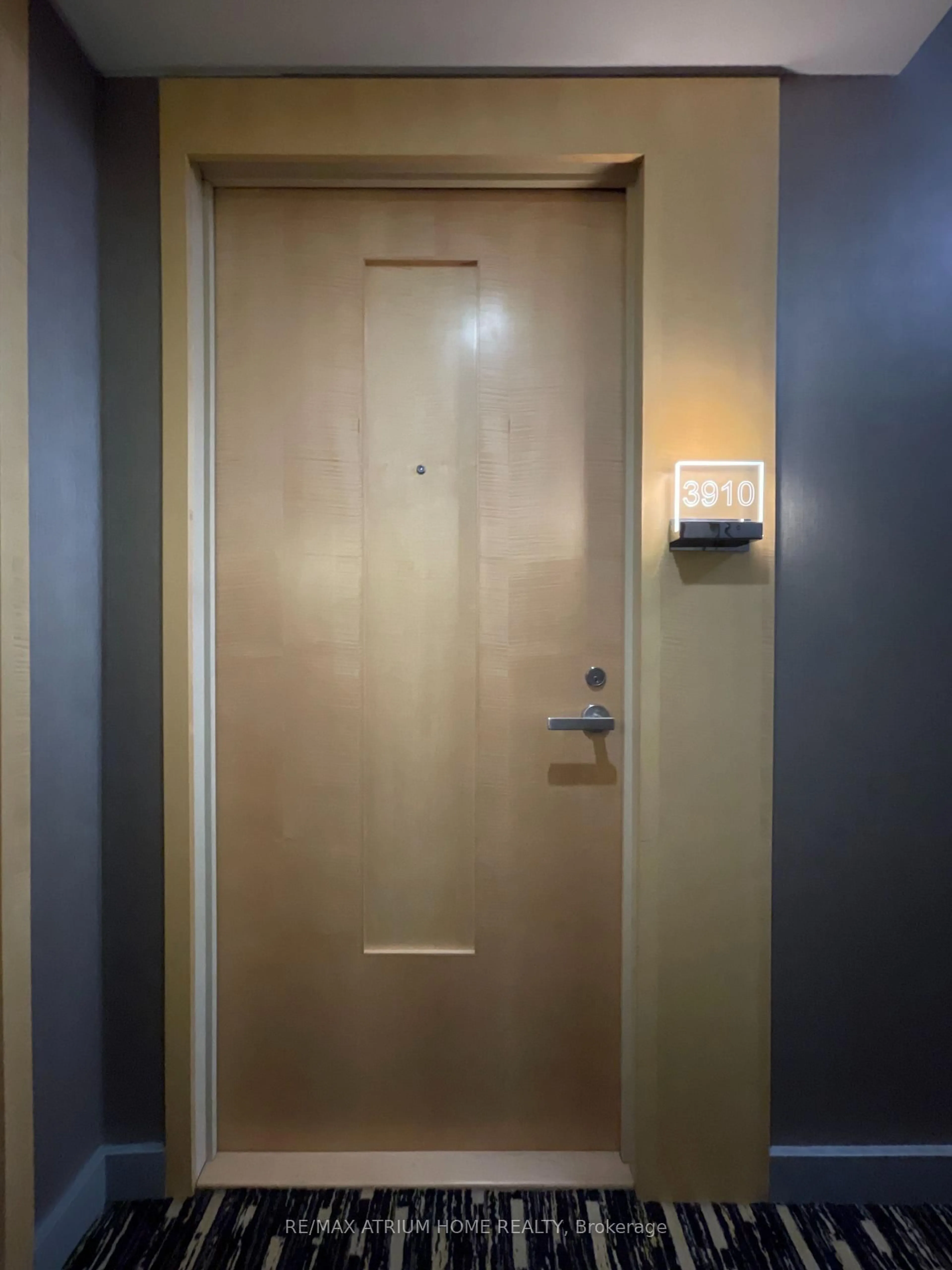 Indoor foyer for 45 Charles St #3910, Toronto Ontario M4Y 1S2