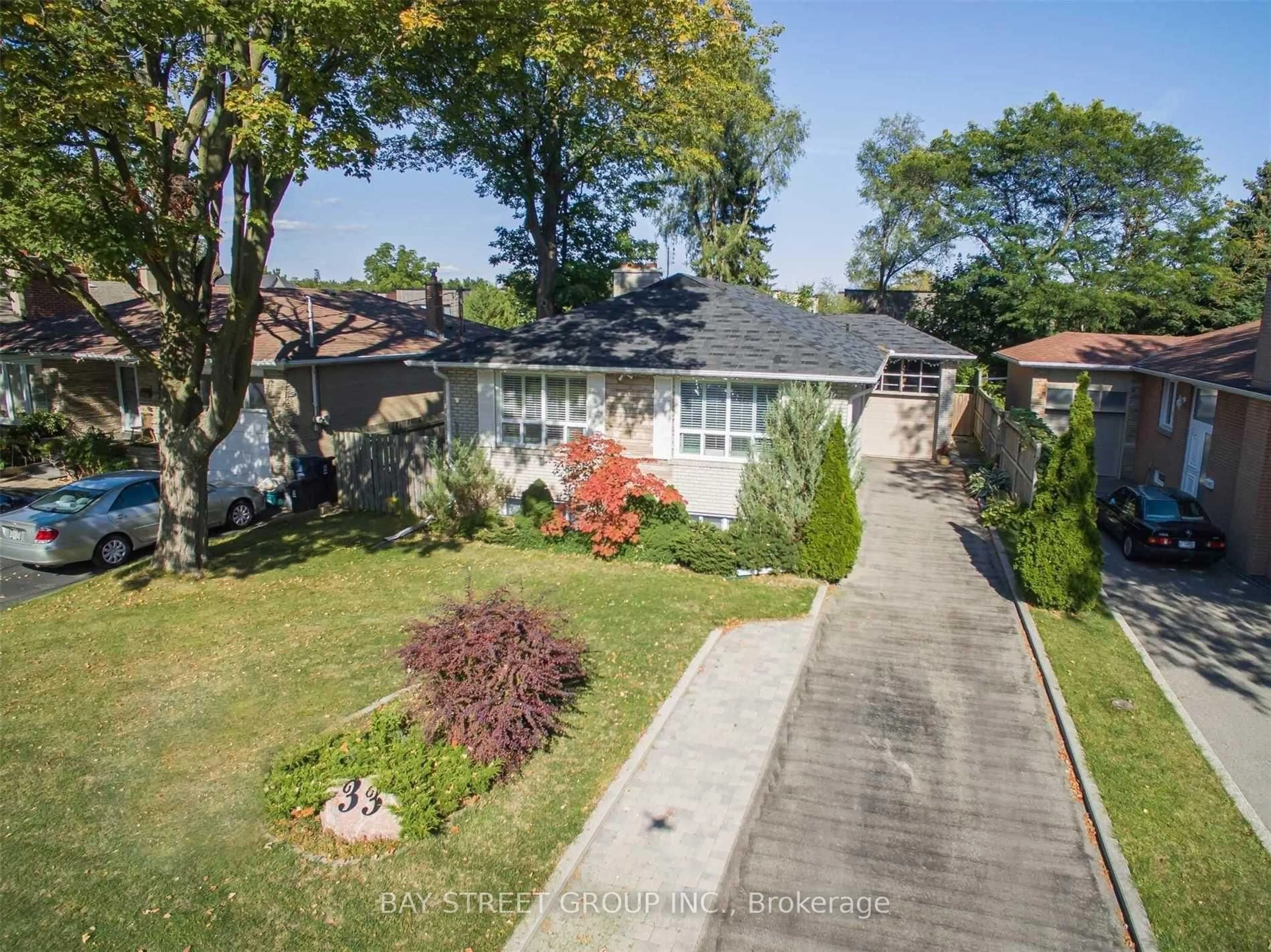 A pic from outside/outdoor area/front of a property/back of a property/a pic from drone, street for 33 Heathview Ave, Toronto Ontario M2K 2C2