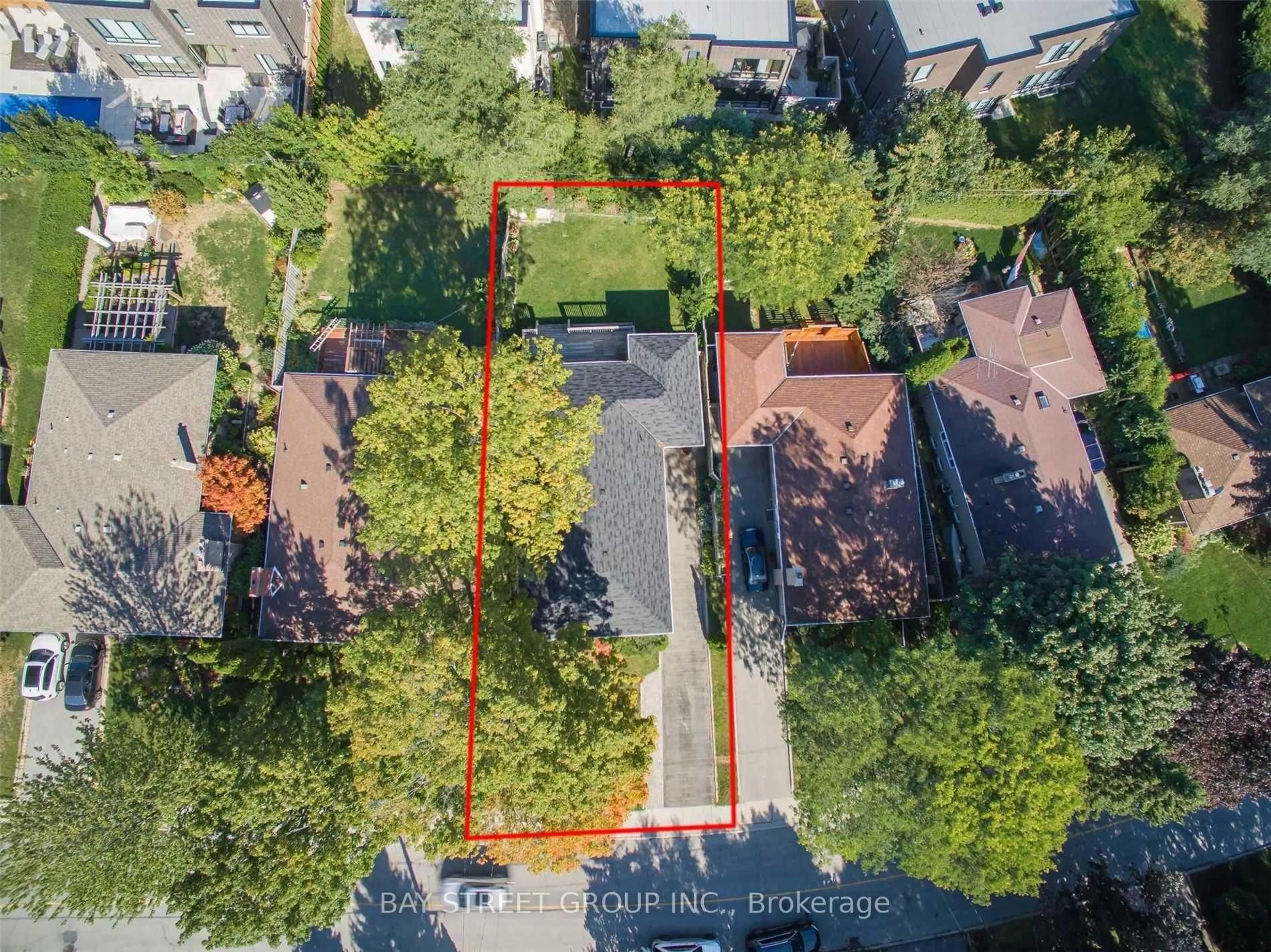A pic from outside/outdoor area/front of a property/back of a property/a pic from drone, street for 33 Heathview Ave, Toronto Ontario M2K 2C2