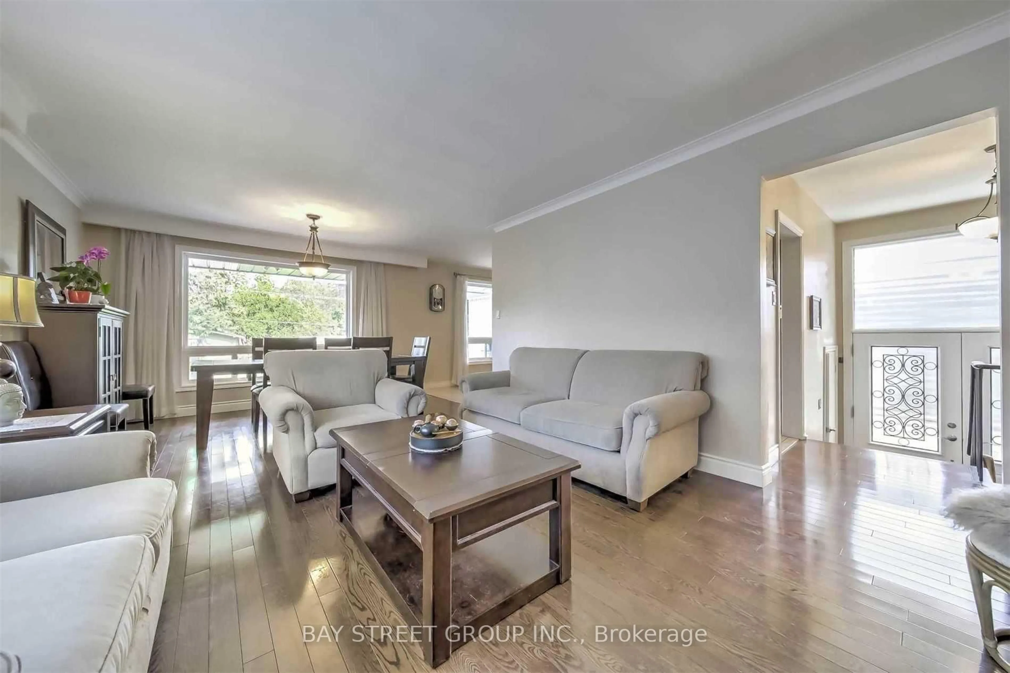 Living room with furniture, wood/laminate floor for 33 Heathview Ave, Toronto Ontario M2K 2C2