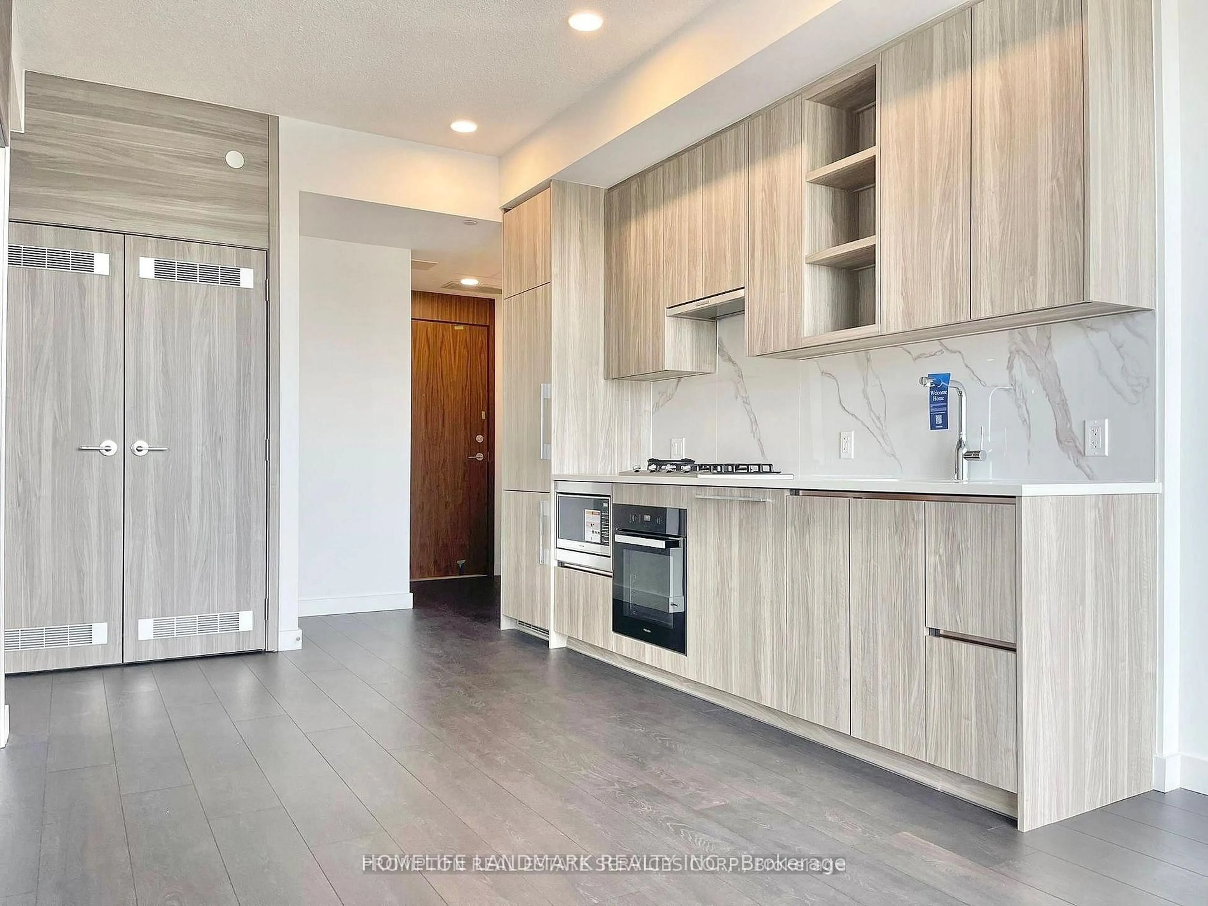 Open concept kitchen, wood/laminate floor for 18 Esther Shiner Blvd #1008, Toronto Ontario M2K 0J7