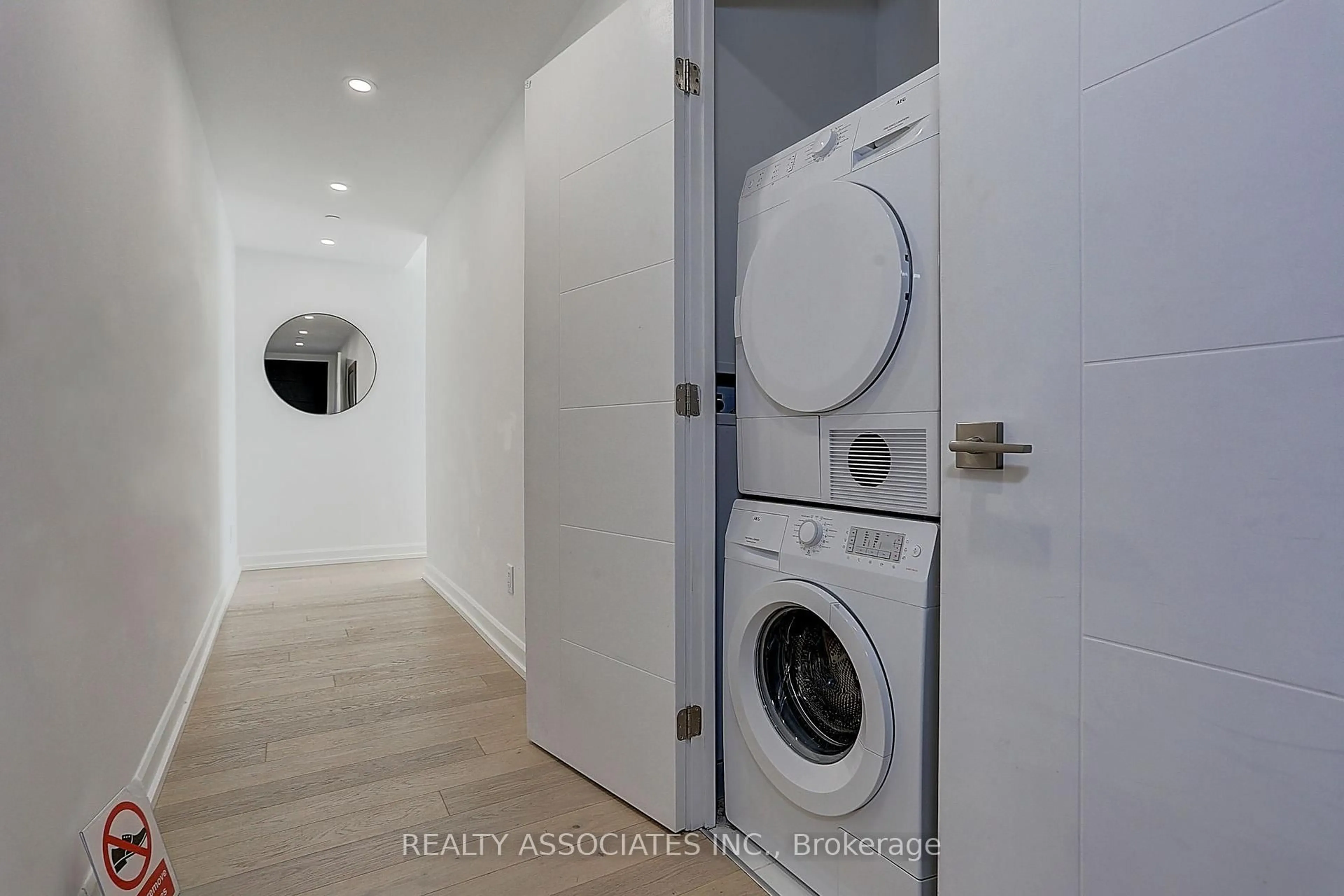 Laundry room for 488 University Ave #4310, Toronto Ontario M5G 0C1