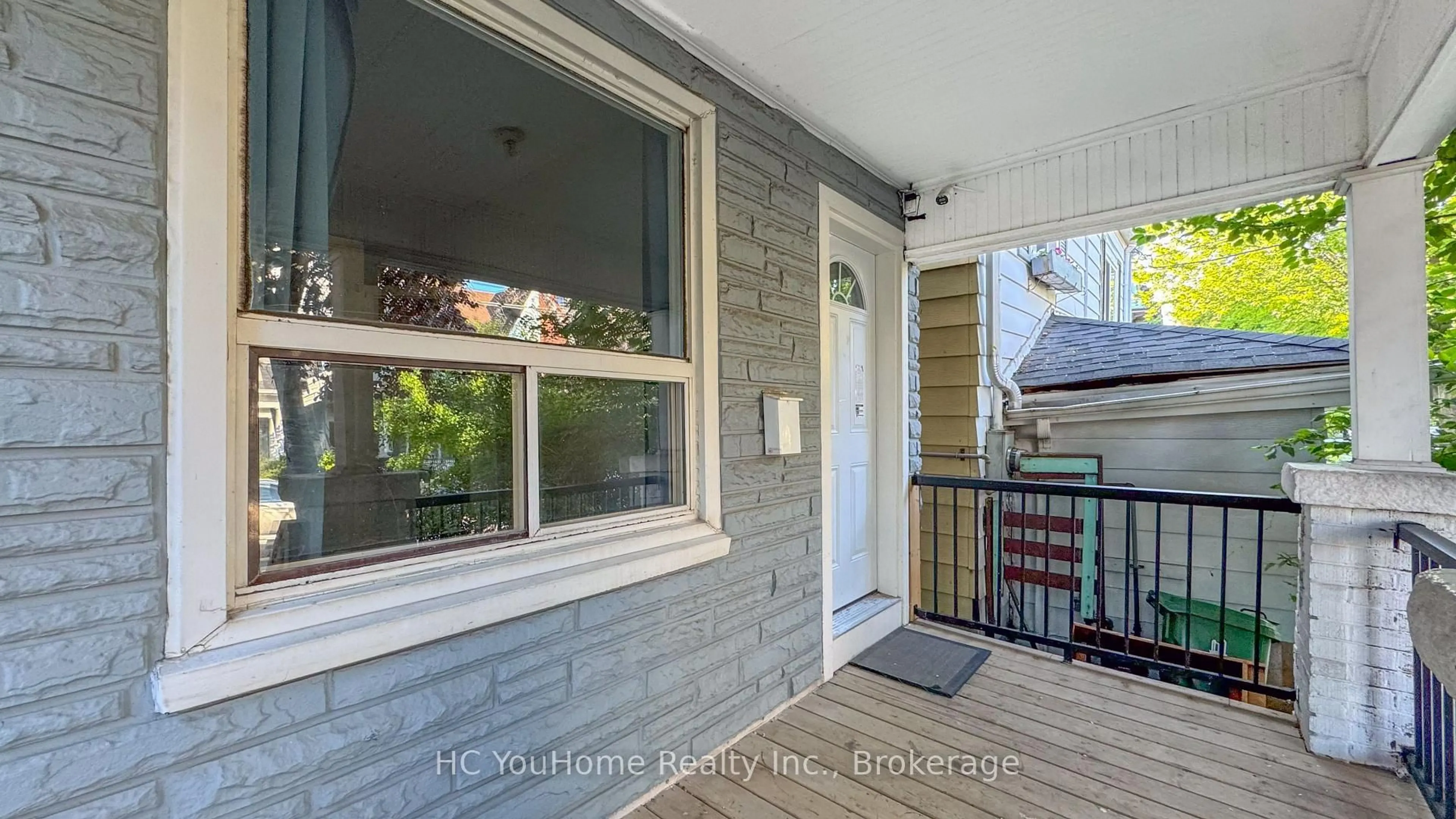 Indoor entryway for 190 Major St, Toronto Ontario M5S 2L3