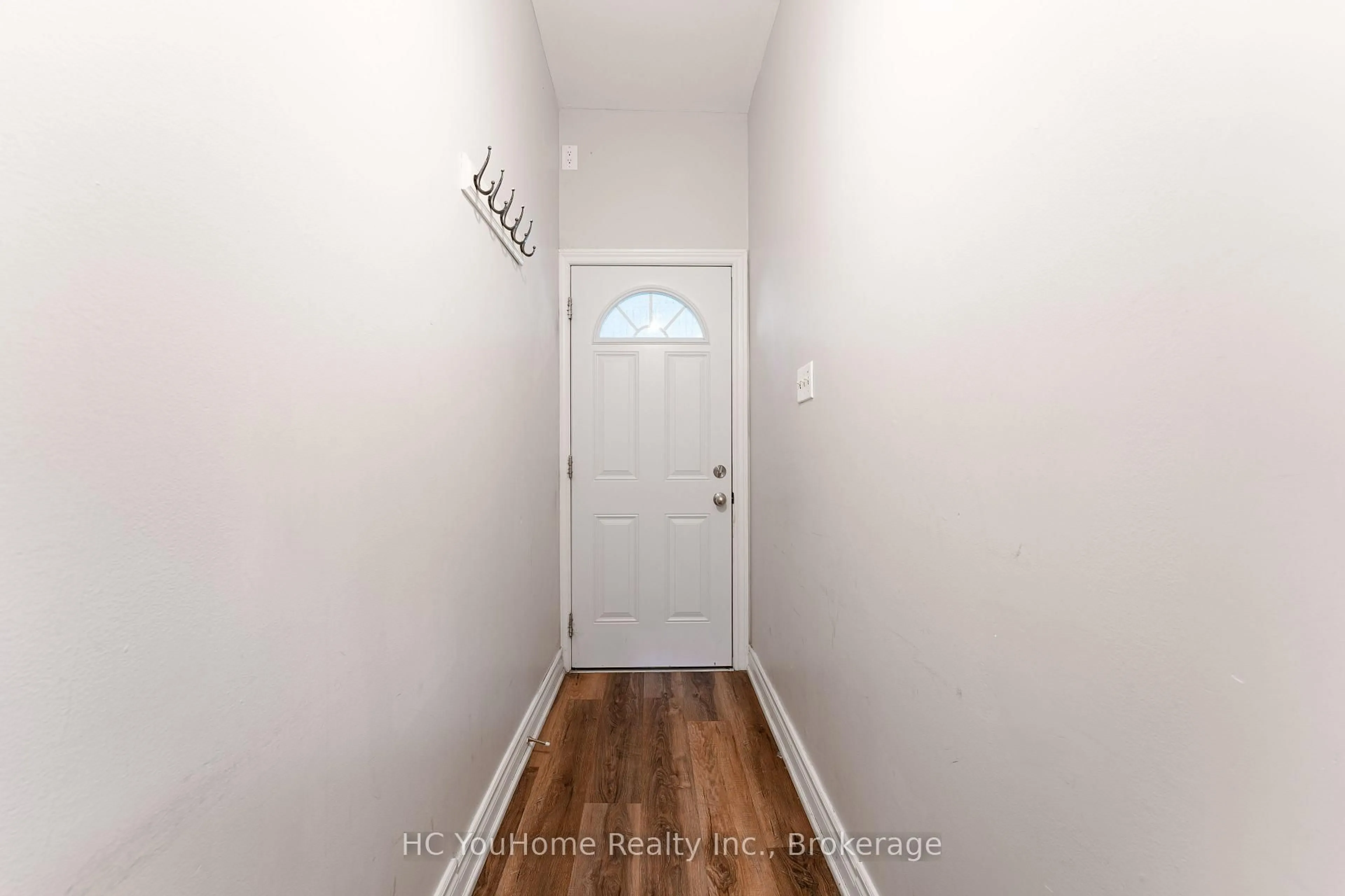 Indoor entryway for 190 Major St, Toronto Ontario M5S 2L3
