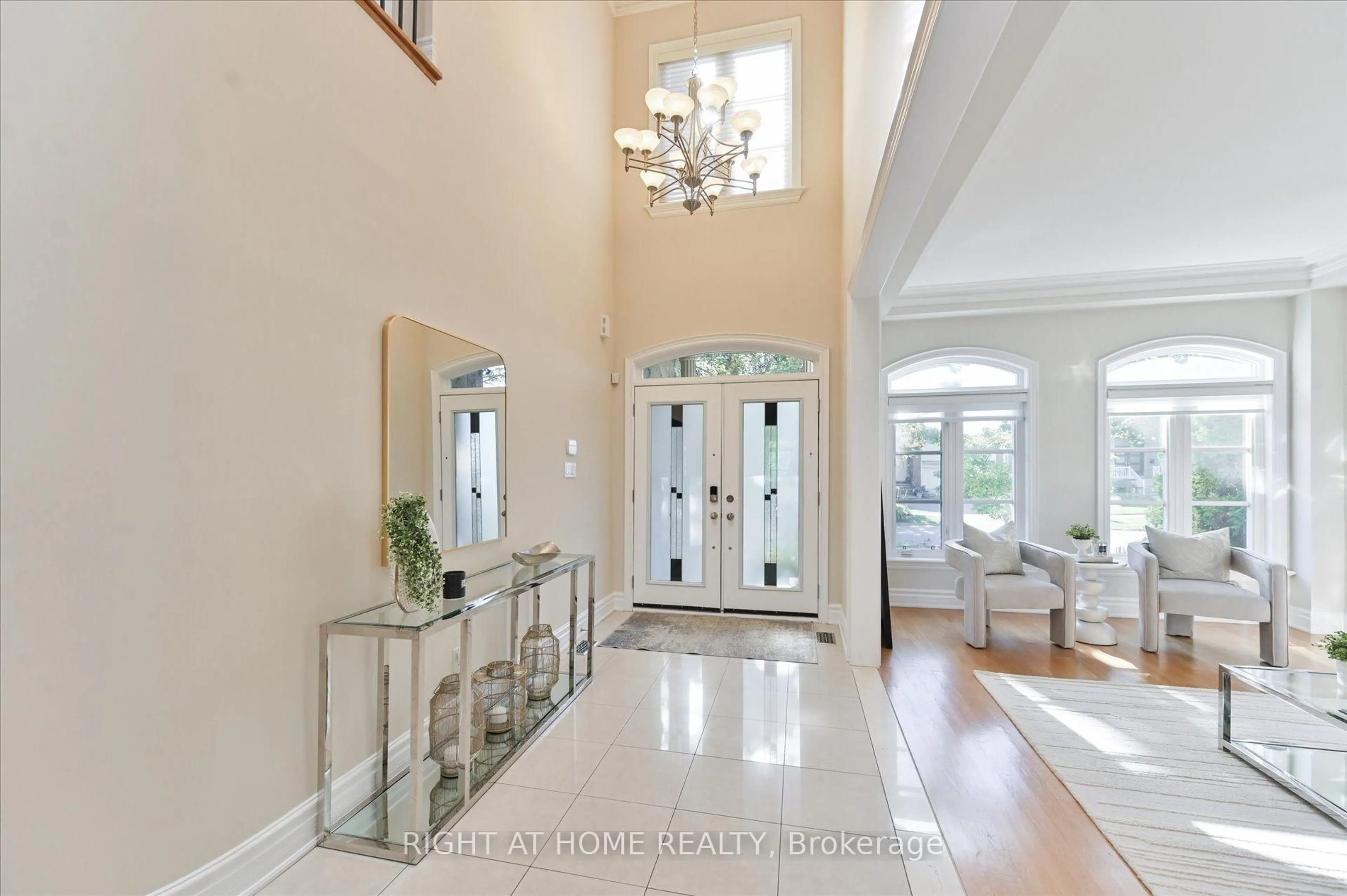 Indoor entryway for 154 Charlton Blvd, Toronto Ontario M2R 2J1