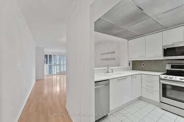 18 Hollywood Ave #206, Toronto 4