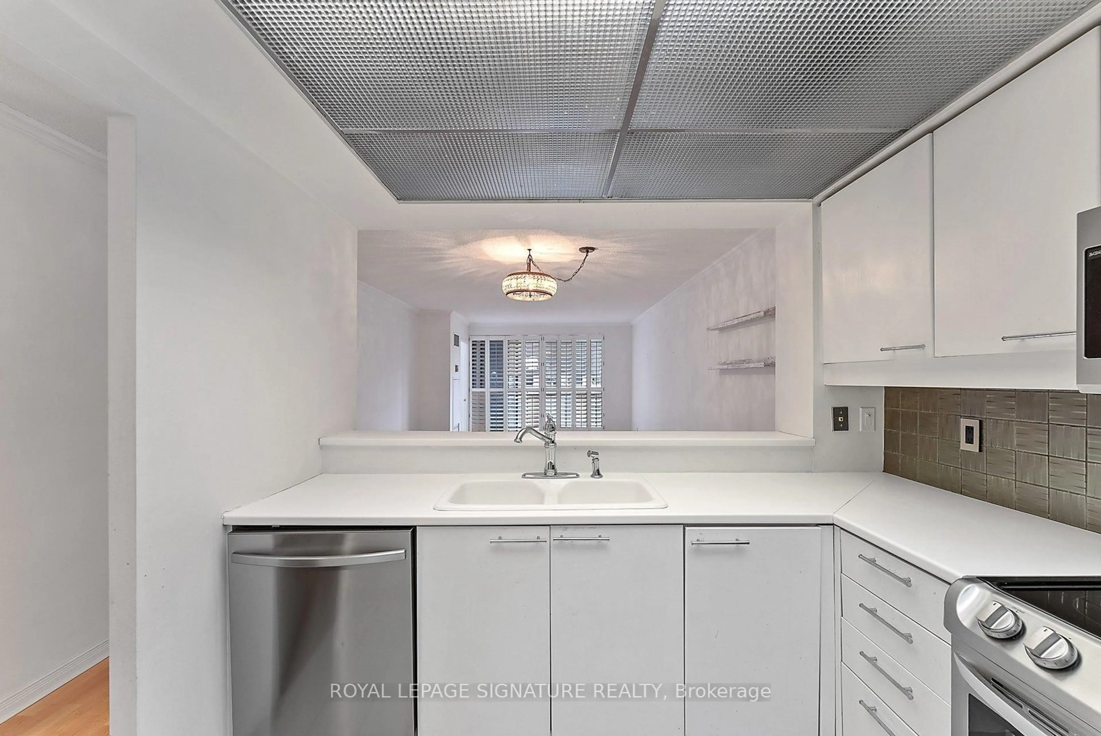 Standard kitchen, ceramic/tile floor for 18 Hollywood Ave #206, Toronto Ontario M2N 6P5