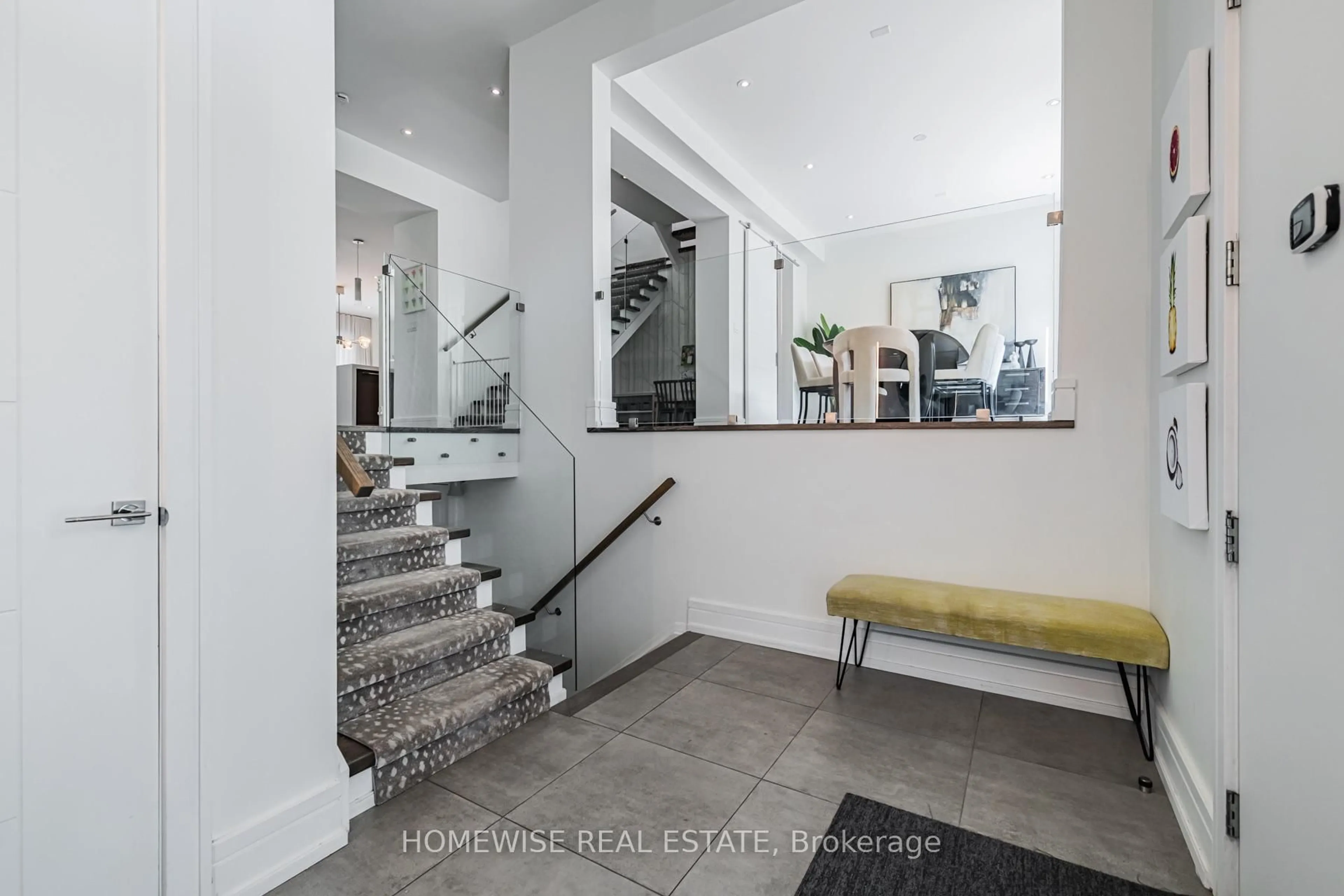 Indoor entryway for 90 Mcgillivray Ave, Toronto Ontario M5M 2Y4