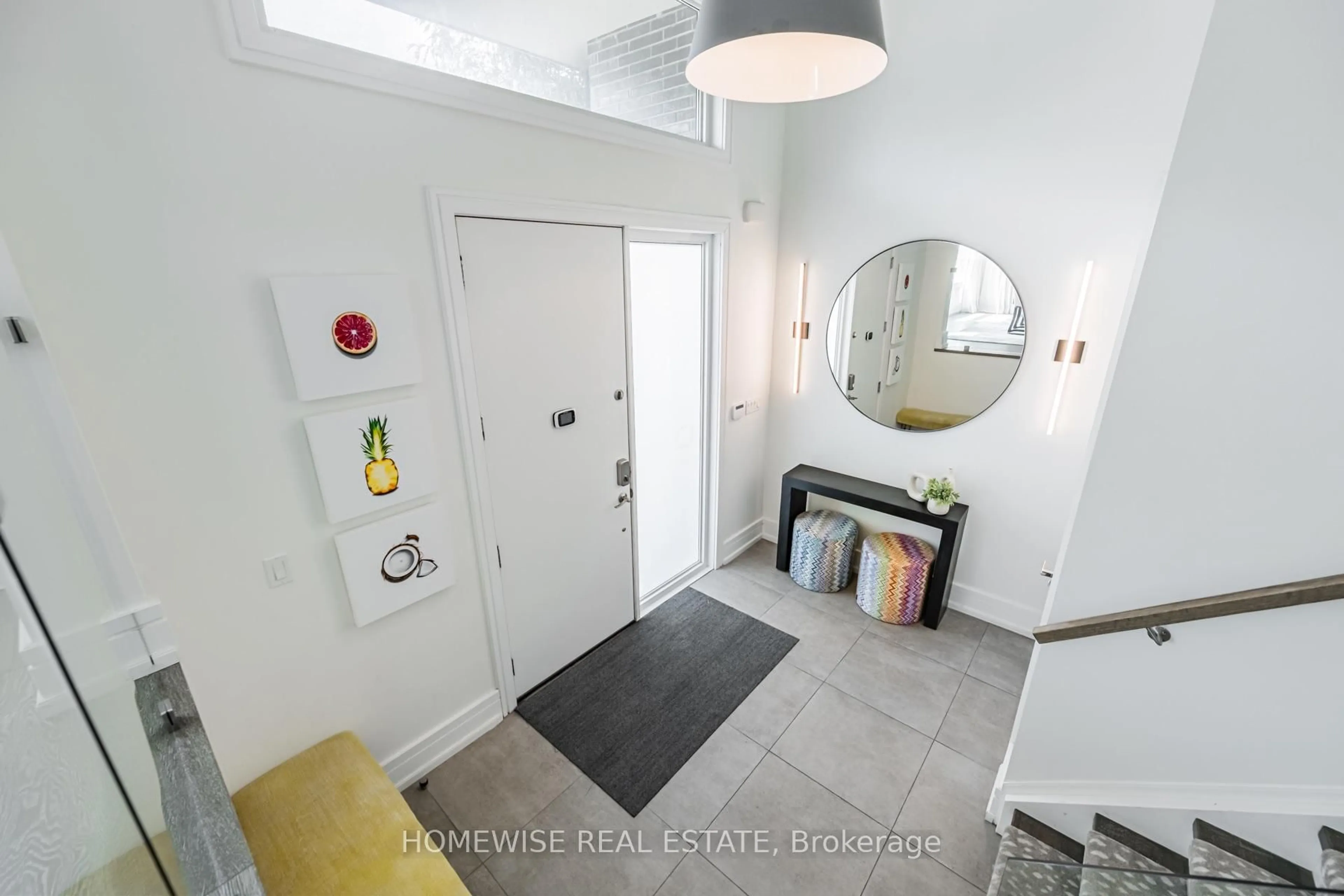 Indoor entryway for 90 Mcgillivray Ave, Toronto Ontario M5M 2Y4