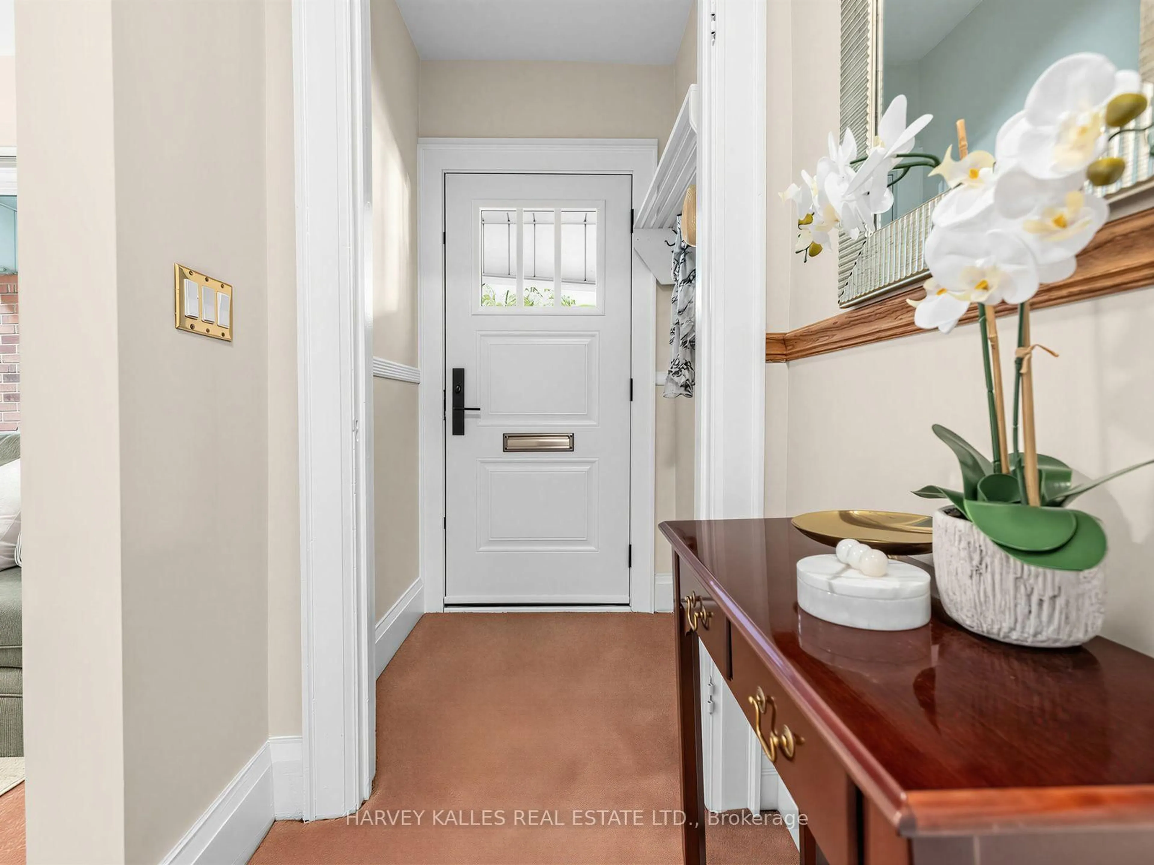 Indoor entryway for 87 Castlefield Ave, Toronto Ontario M4R 1G5