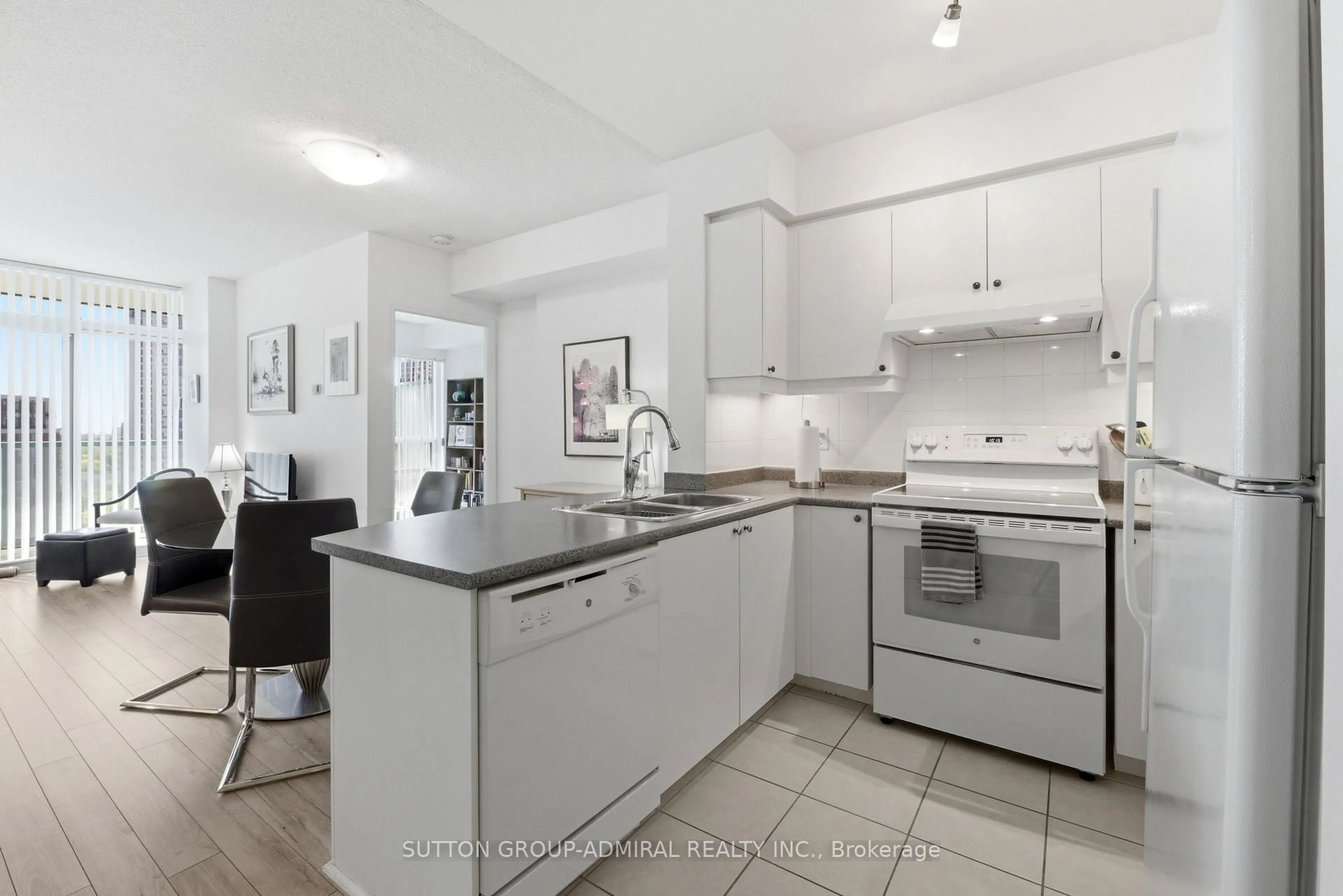 Standard kitchen, unknown for 5500 Yonge St #1403, Toronto Ontario M2N 7L1