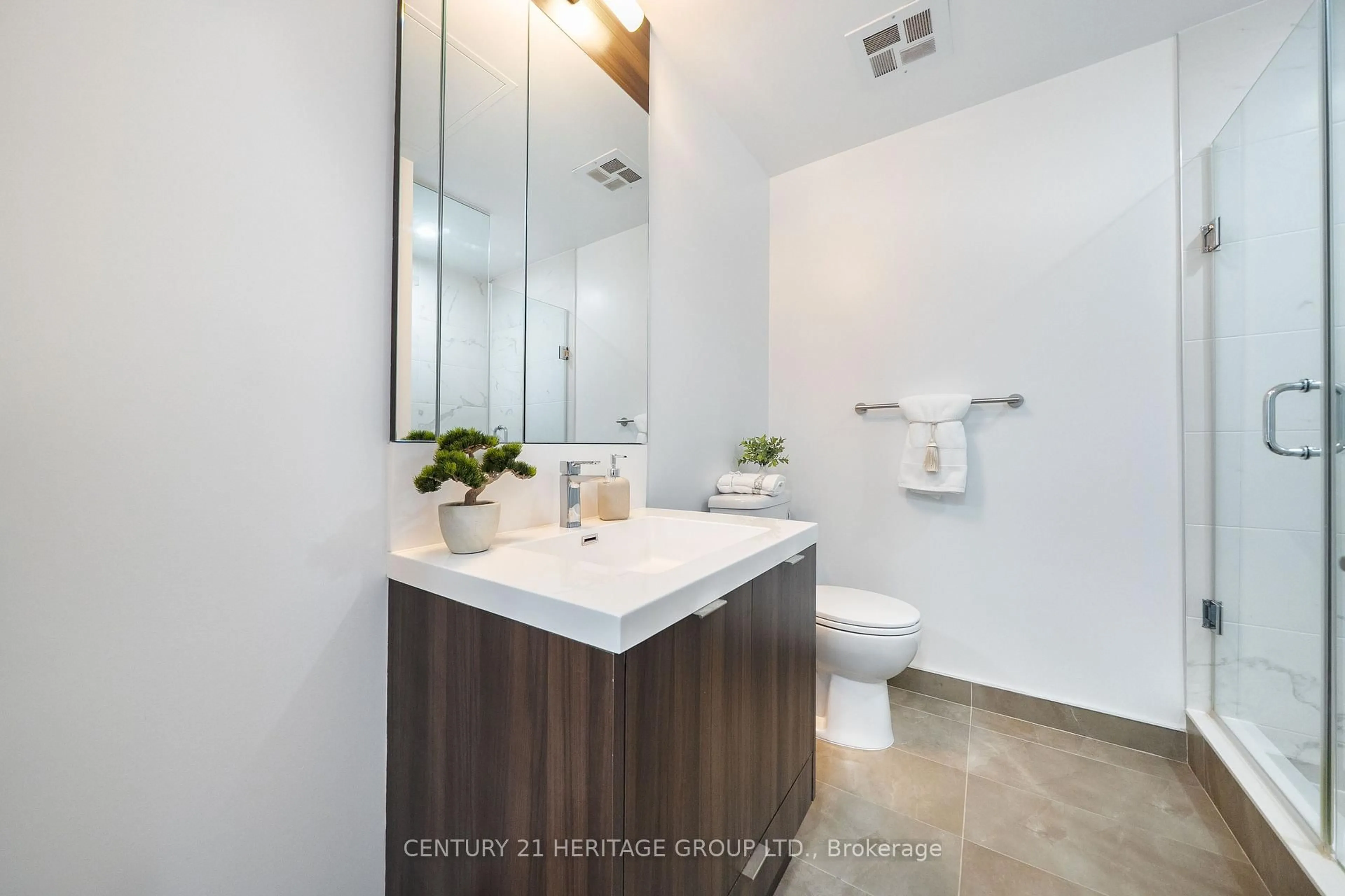 Contemporary bathroom, ceramic/tile floor for 101 Erskine Ave #2911, Toronto Ontario M4P 0C5