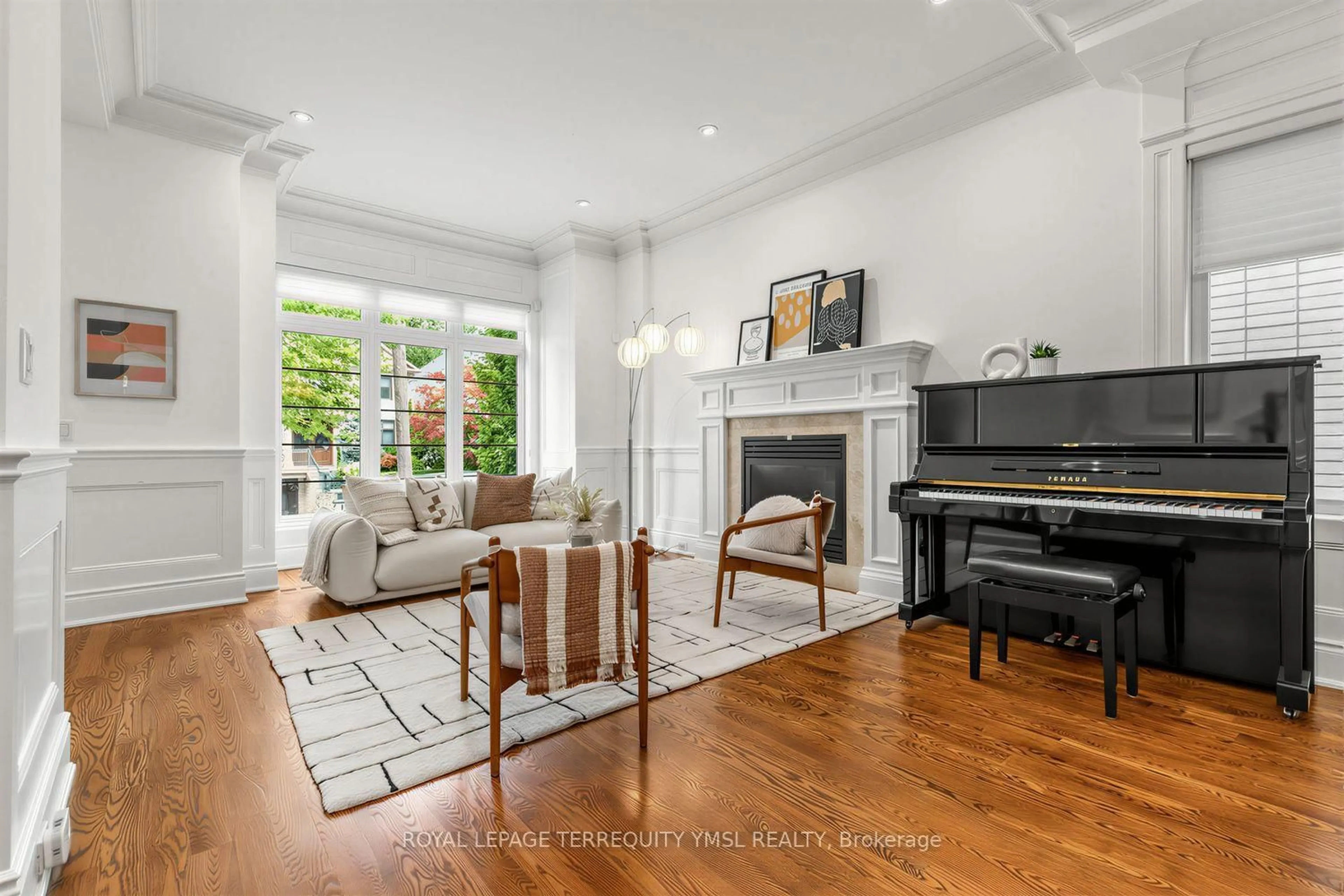 Living room with furniture, unknown for 399 Fairlawn Ave, Toronto Ontario M5M 1T7