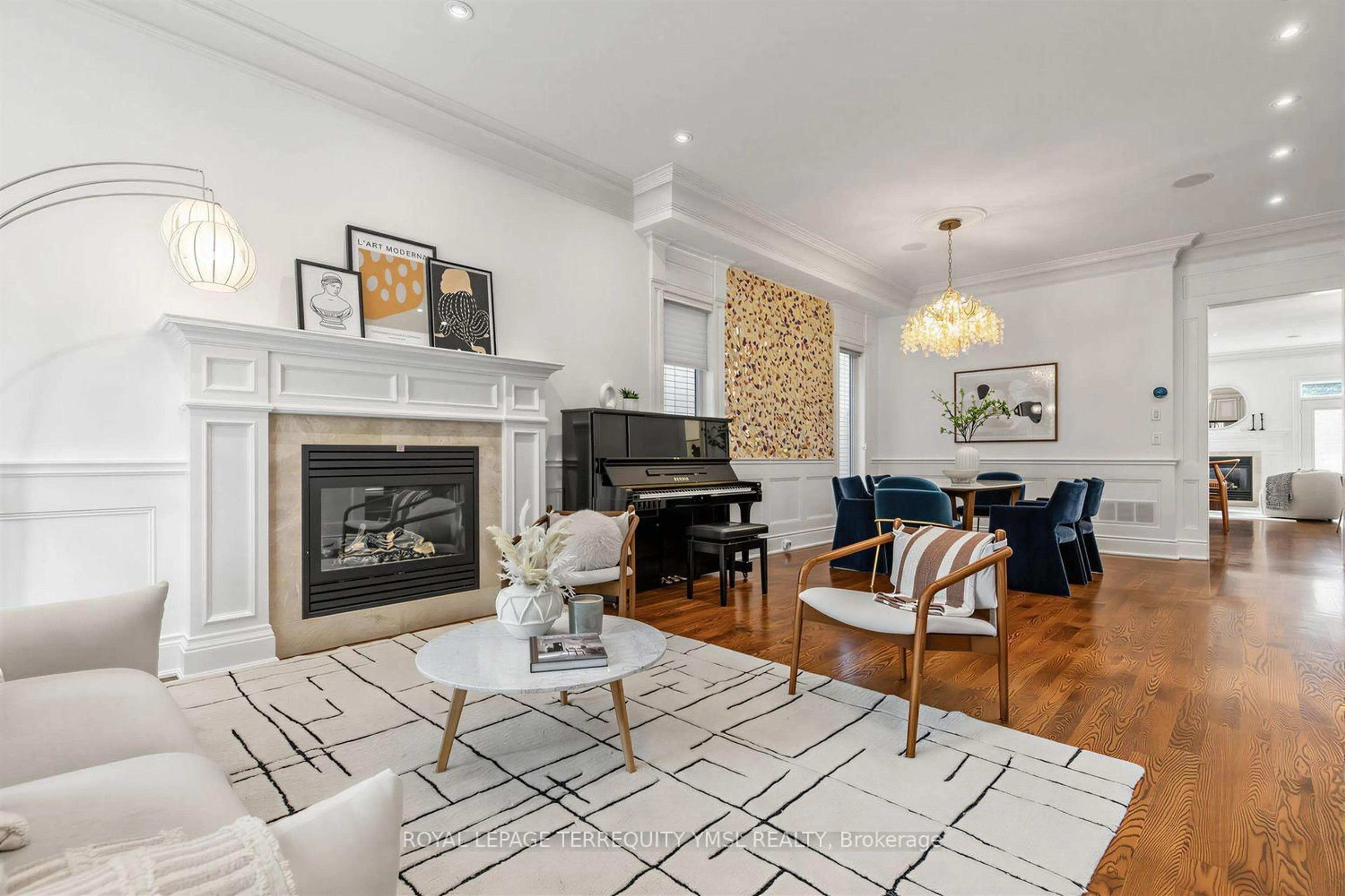Living room with furniture, unknown for 399 Fairlawn Ave, Toronto Ontario M5M 1T7