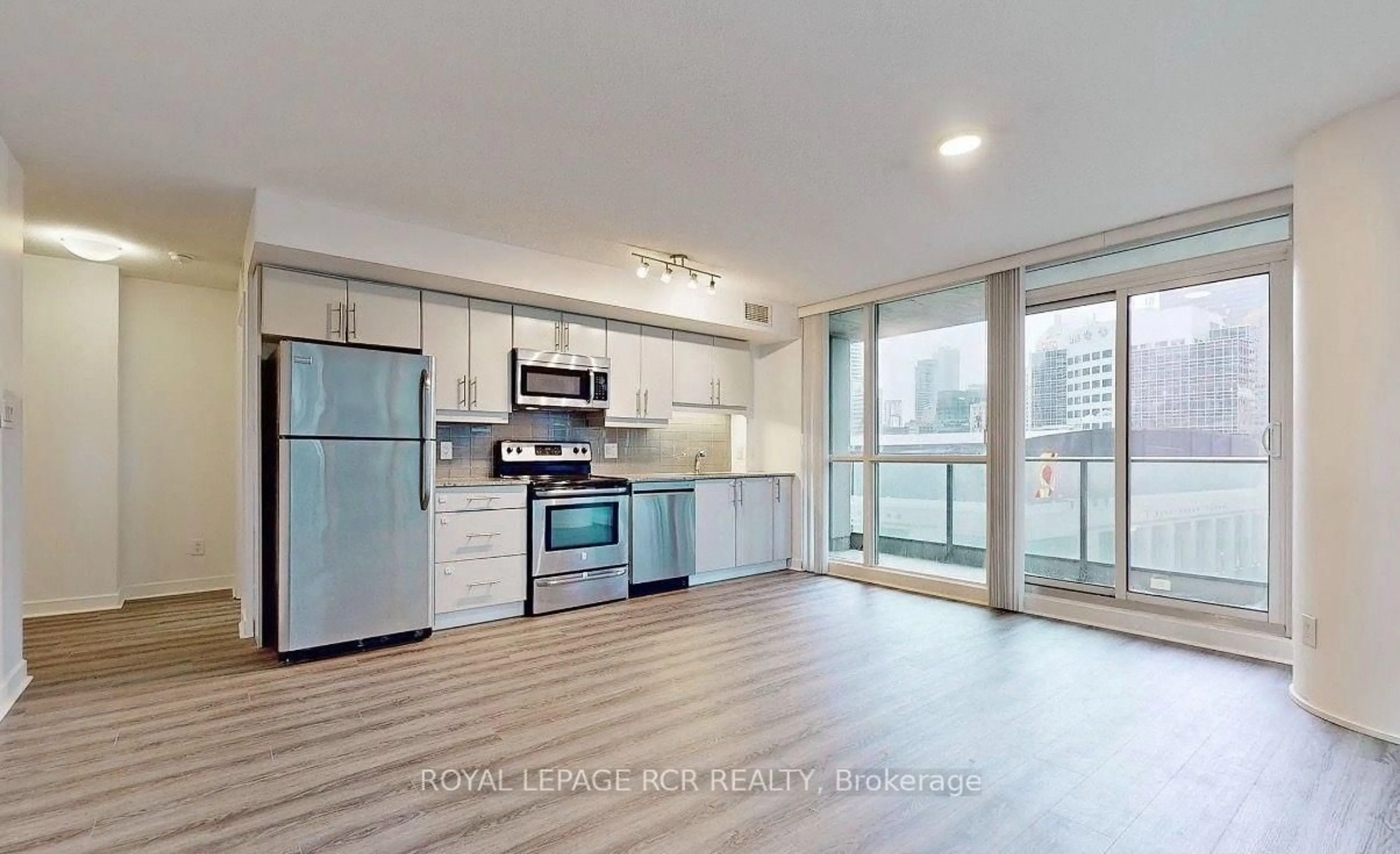 Open concept kitchen, wood/laminate floor for 33 Bay St #904, Toronto Ontario M5J 2Z3