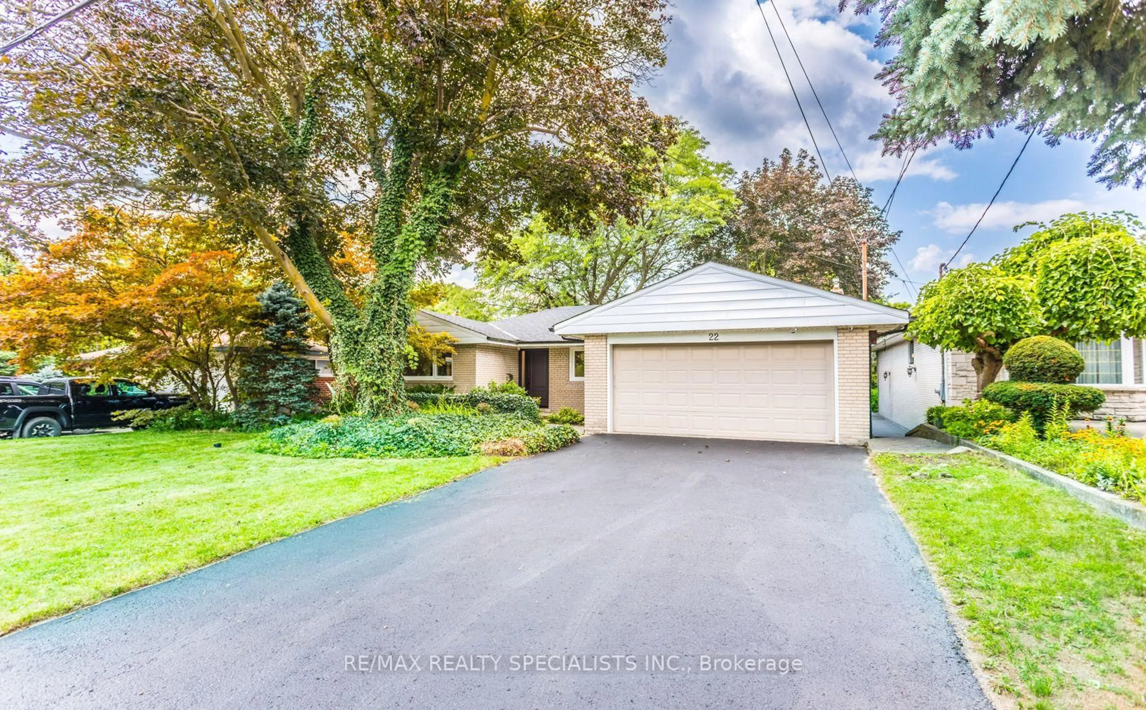 A pic from outside/outdoor area/front of a property/back of a property/a pic from drone, street for 22 Heathview Ave, Toronto Ontario M2K 2C1