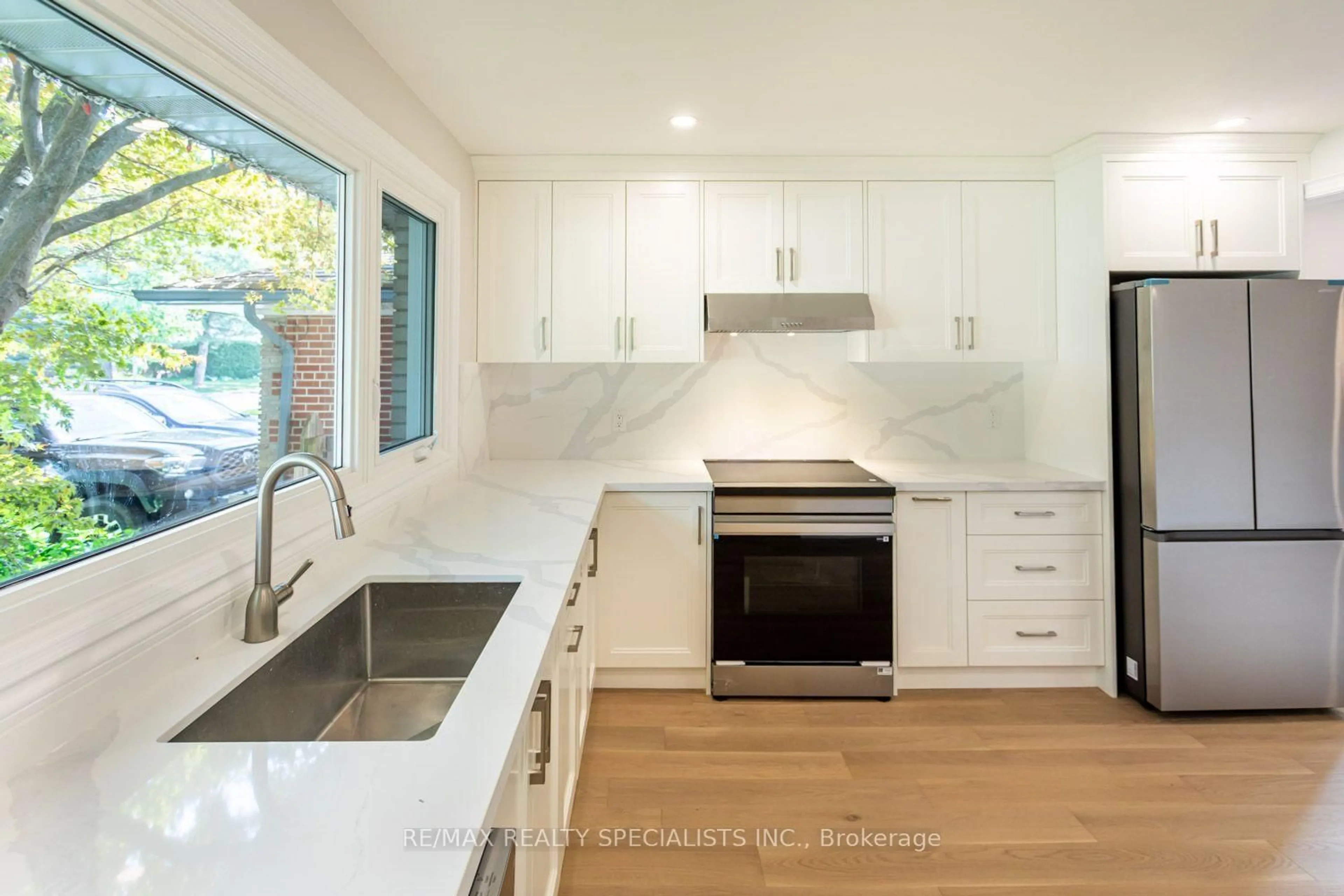 Contemporary kitchen, unknown for 22 Heathview Ave, Toronto Ontario M2K 2C1