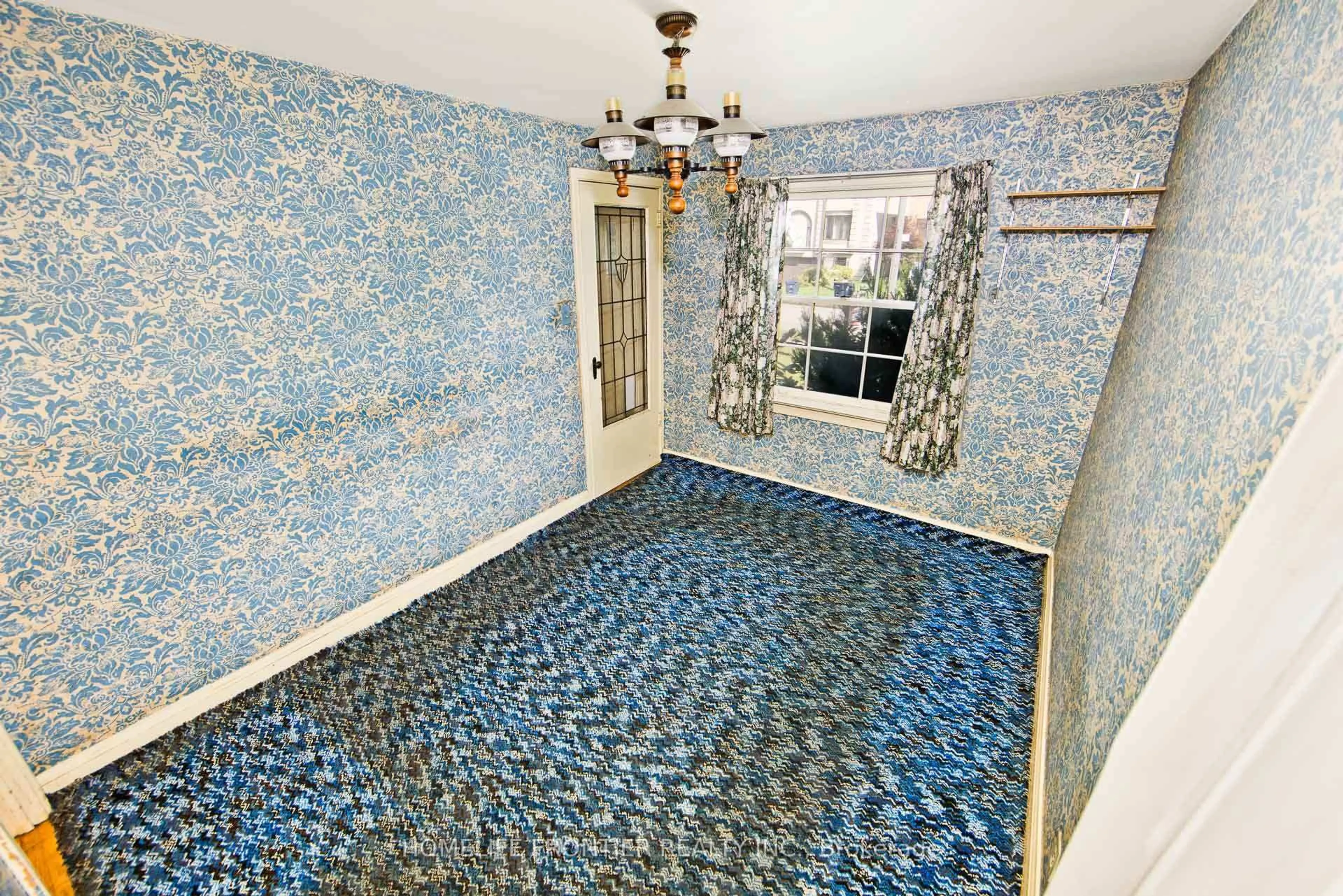 Indoor foyer for 223 Elmwood Ave, Toronto Ontario M2N 3M8