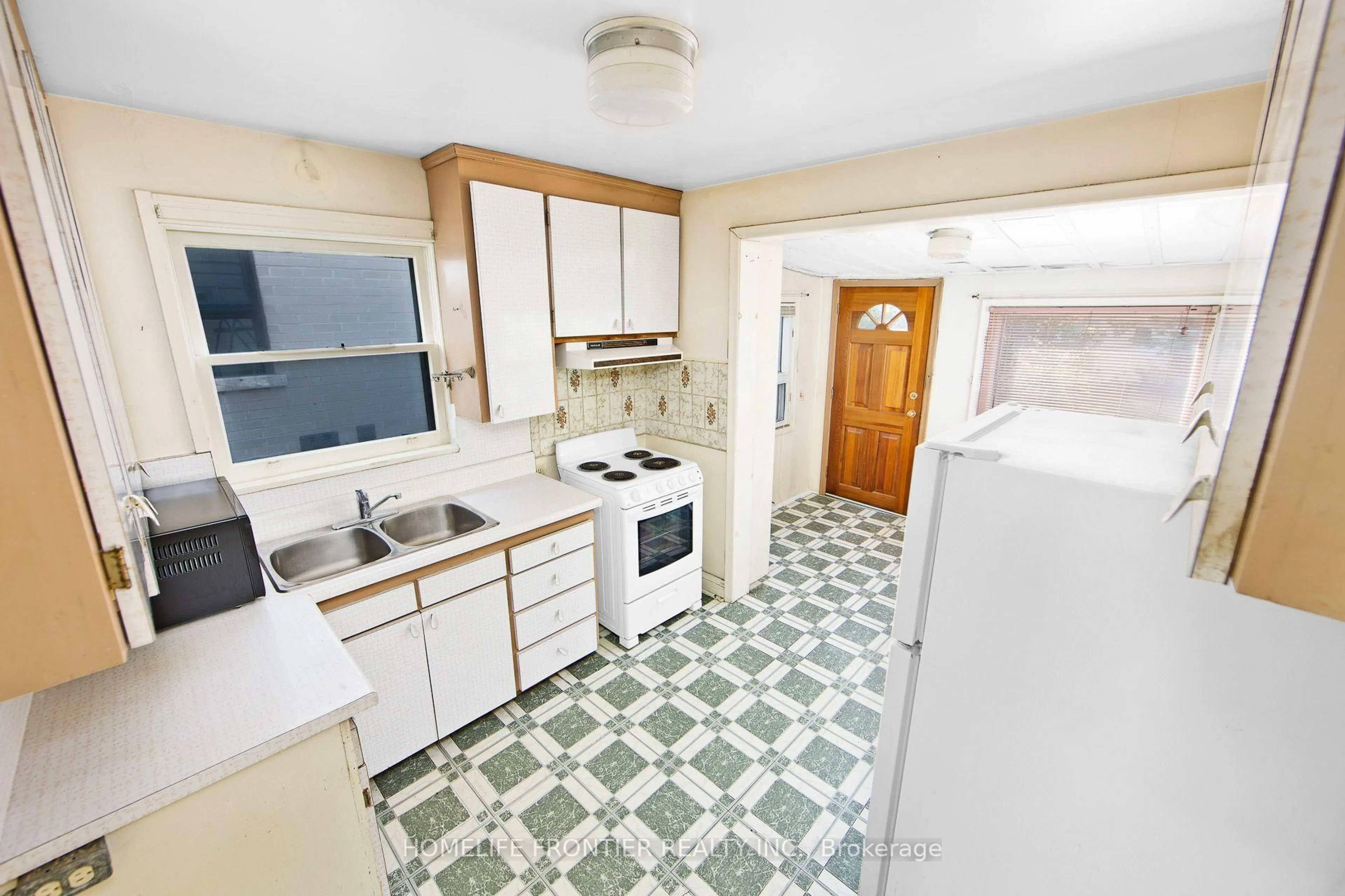 Standard kitchen, ceramic/tile floor for 223 Elmwood Ave, Toronto Ontario M2N 3M8