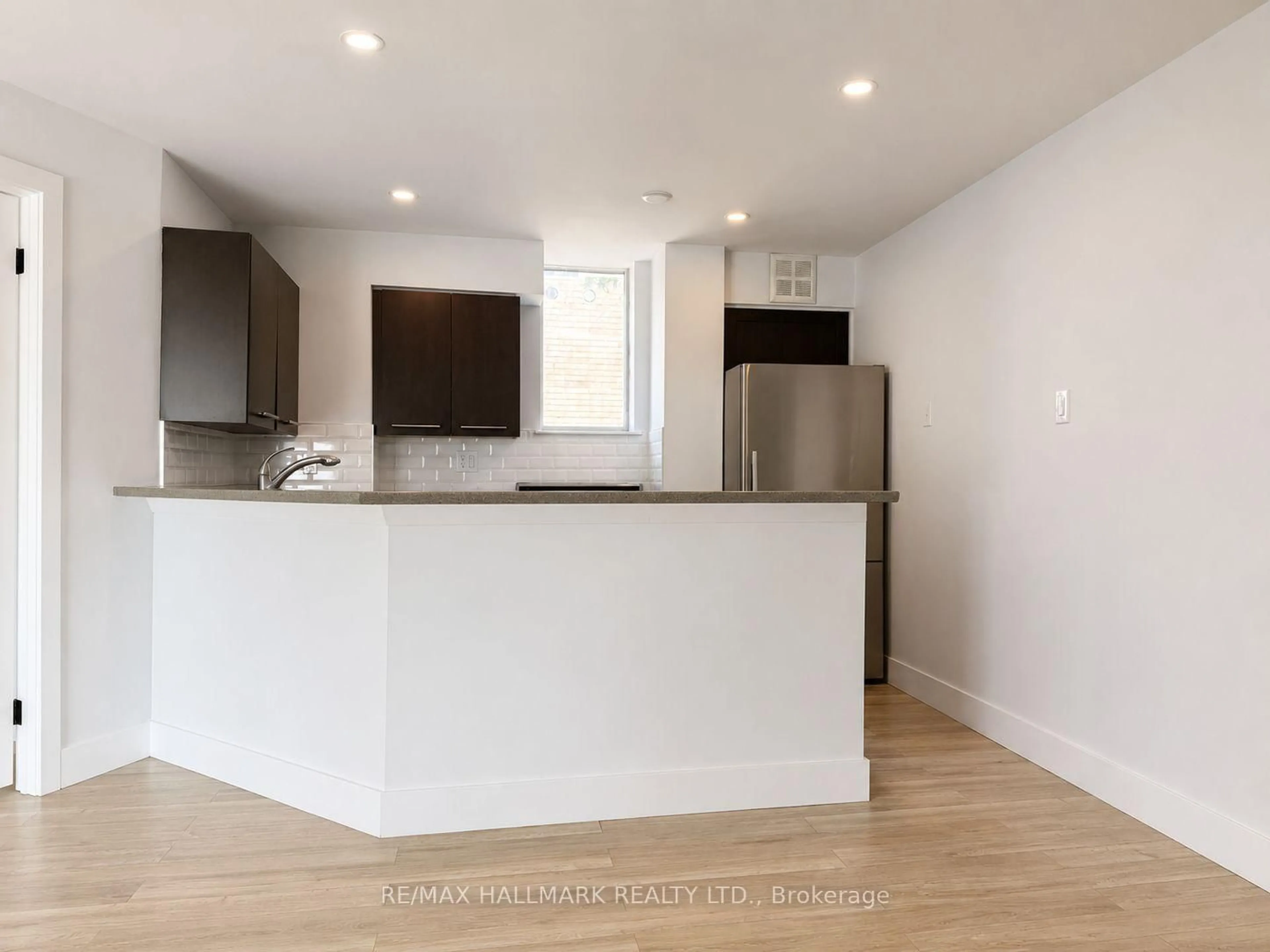 Open concept kitchen, wood/laminate floor for 95 Lombard St #805, Toronto Ontario M5C 2V3