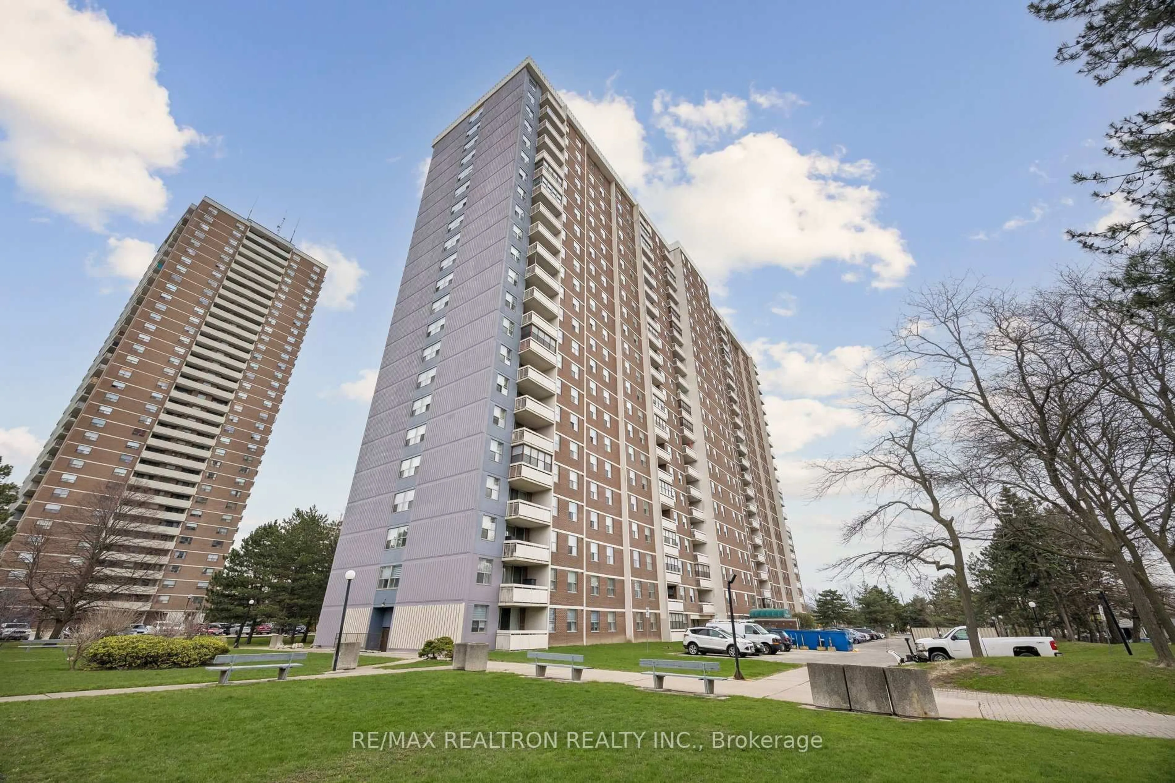 A pic from outside/outdoor area/front of a property/back of a property/a pic from drone, building for 205 Hilda Ave #2208, Toronto Ontario M2M 4B1