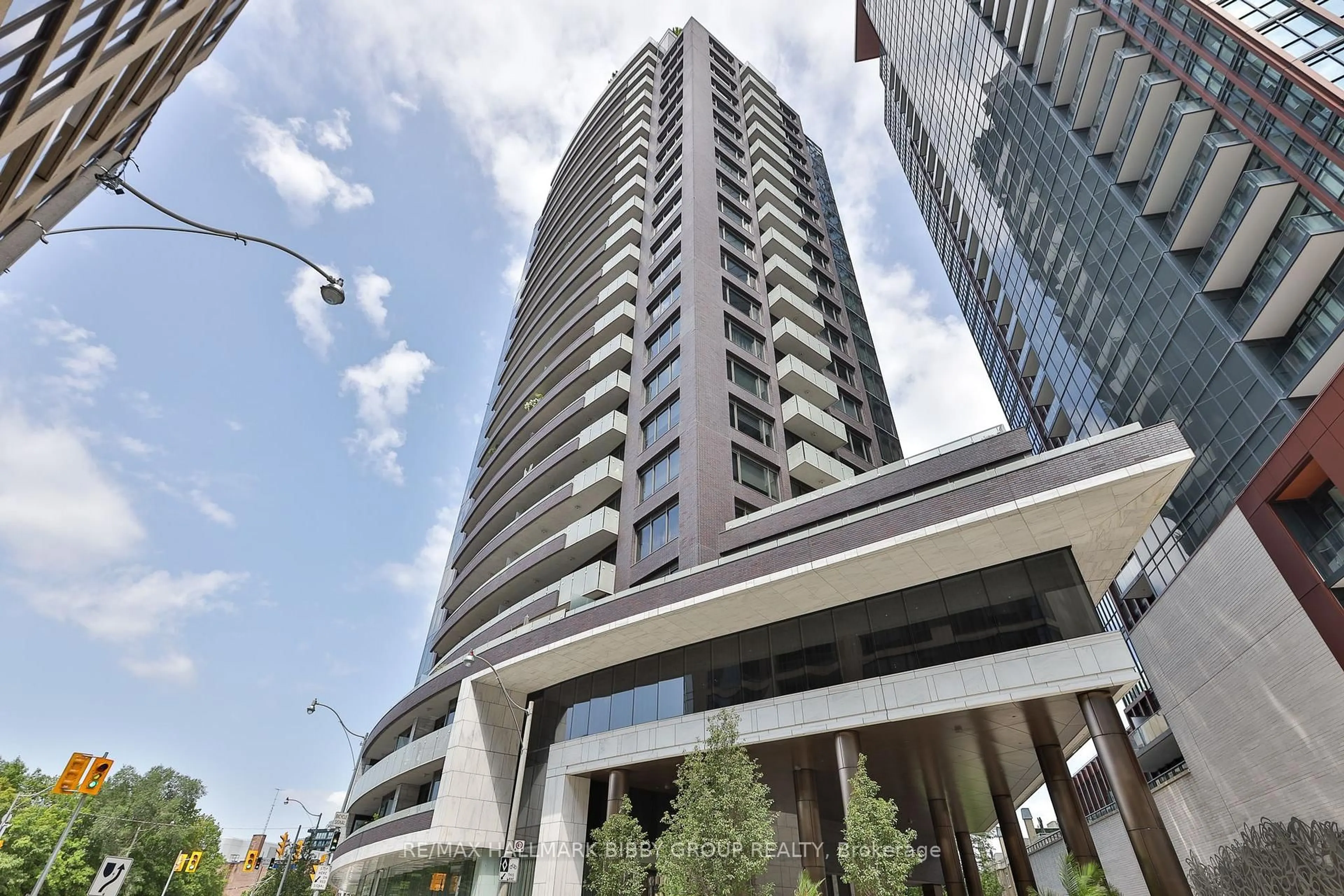 Indoor foyer for 88 Davenport Rd #308, Toronto Ontario M5R 0A5