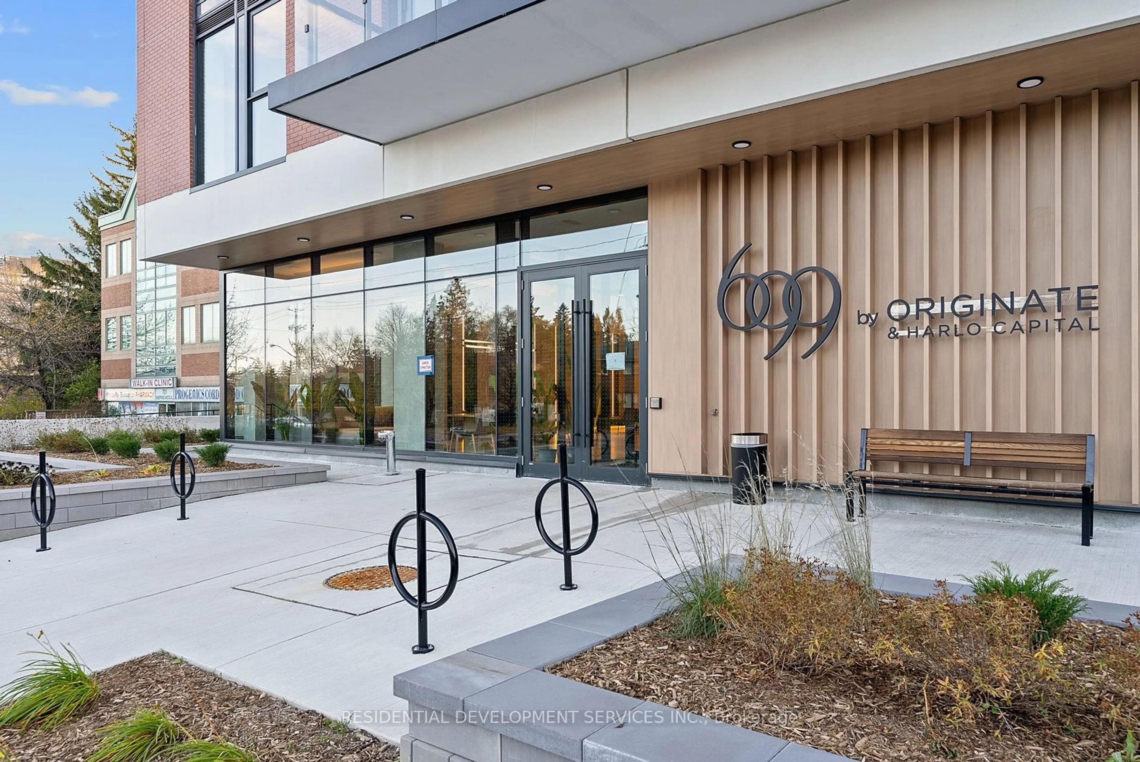 Indoor foyer for 699 Sheppard Ave #1007, Toronto Ontario M2K 0J5