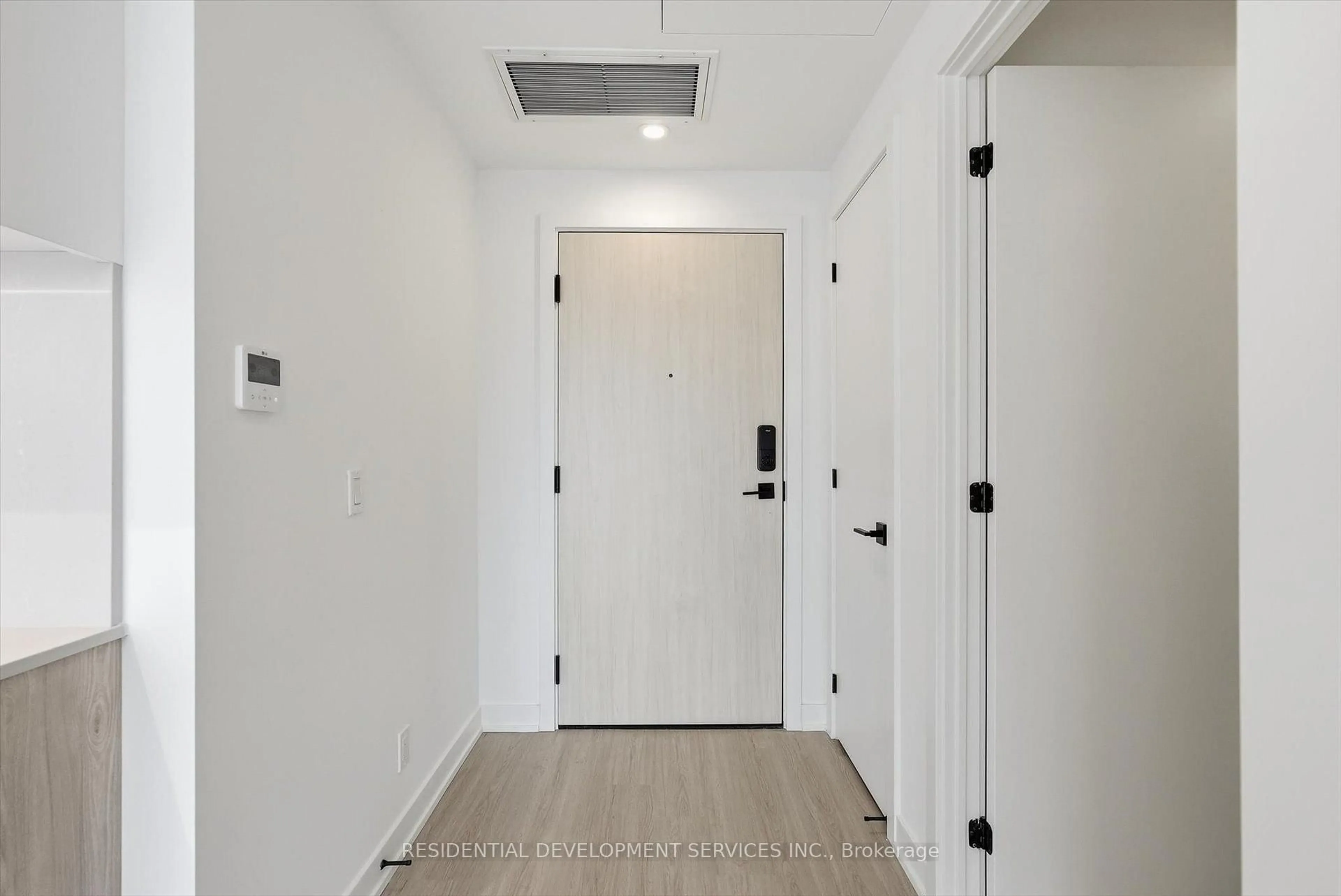 Indoor entryway for 699 Sheppard Ave #1007, Toronto Ontario M2K 0J5