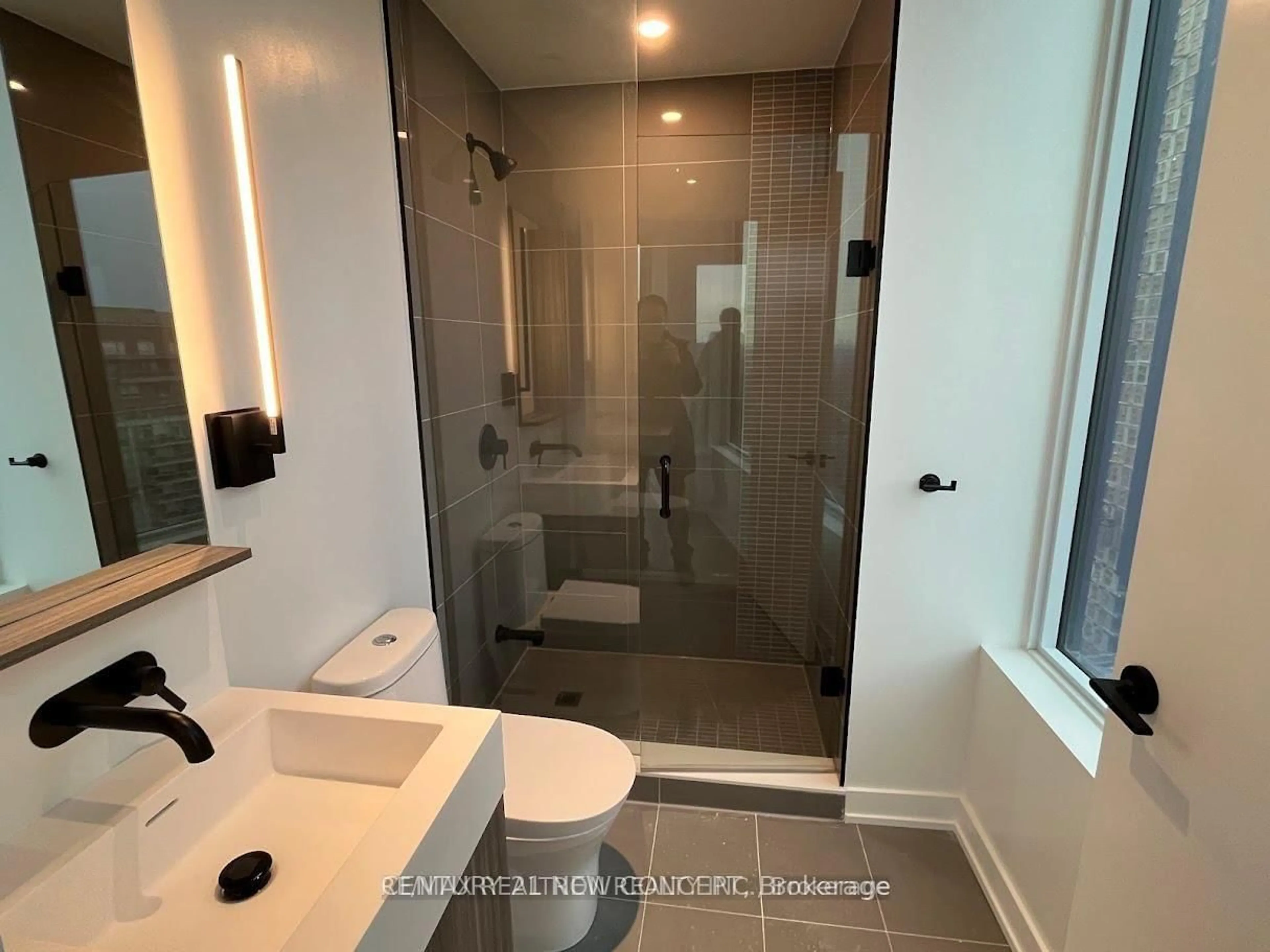 Contemporary bathroom, ceramic/tile floor for 117 Broadway Ave #1109, Toronto Ontario M4P 1V3