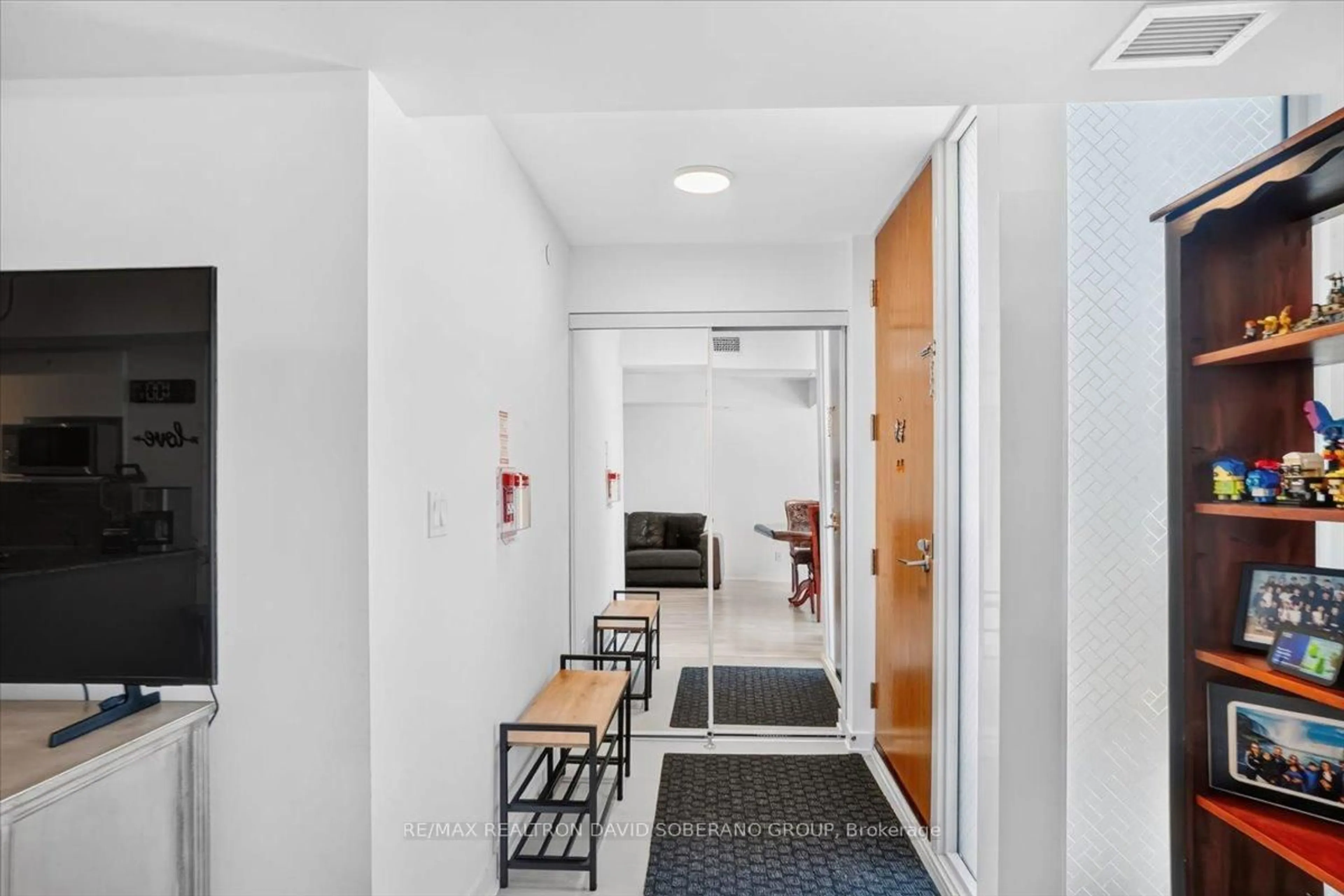 Indoor foyer for 112 Varna Dr #4, Toronto Ontario M6A 0C6