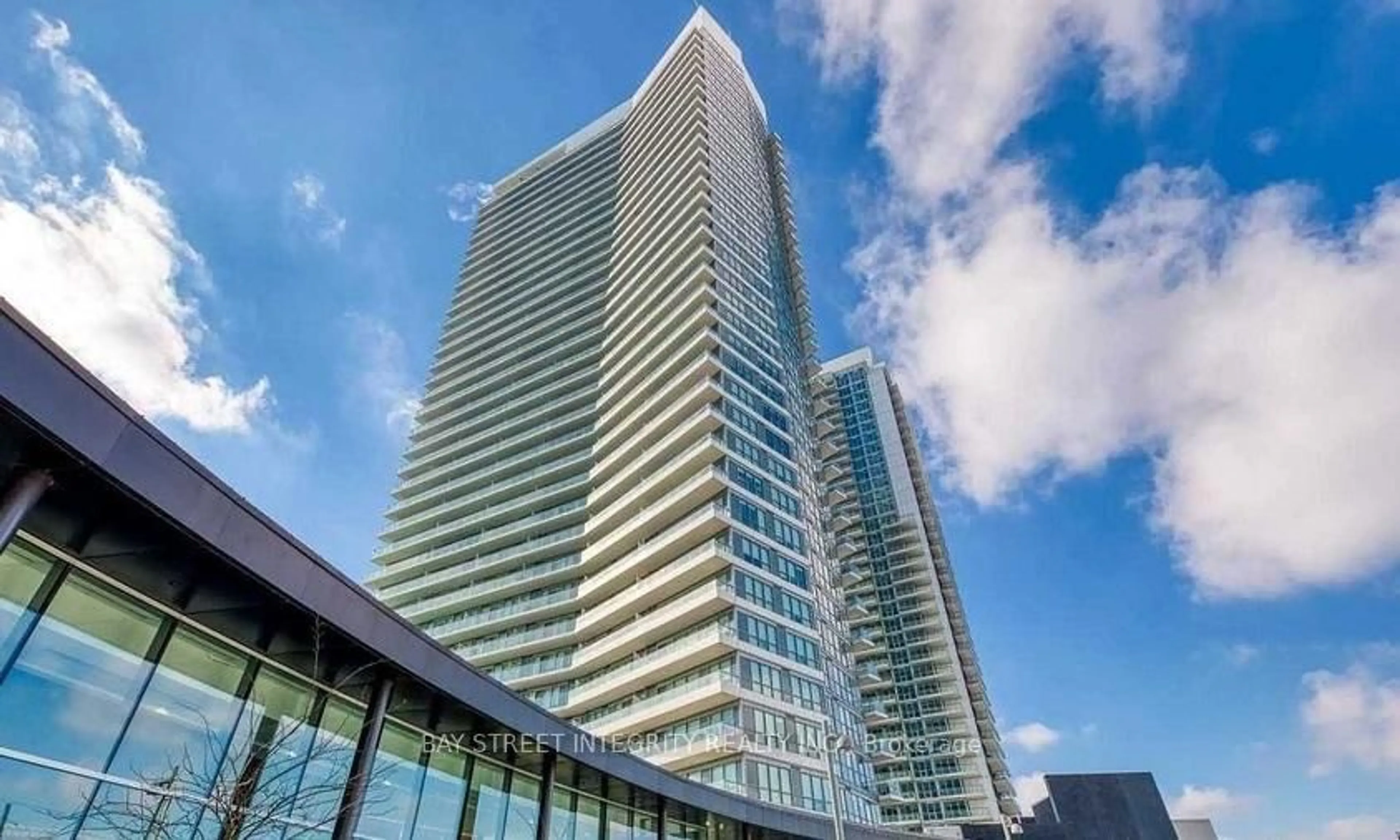 Indoor foyer for 117 McMahon Dr #303, Toronto Ontario M2K 0E4