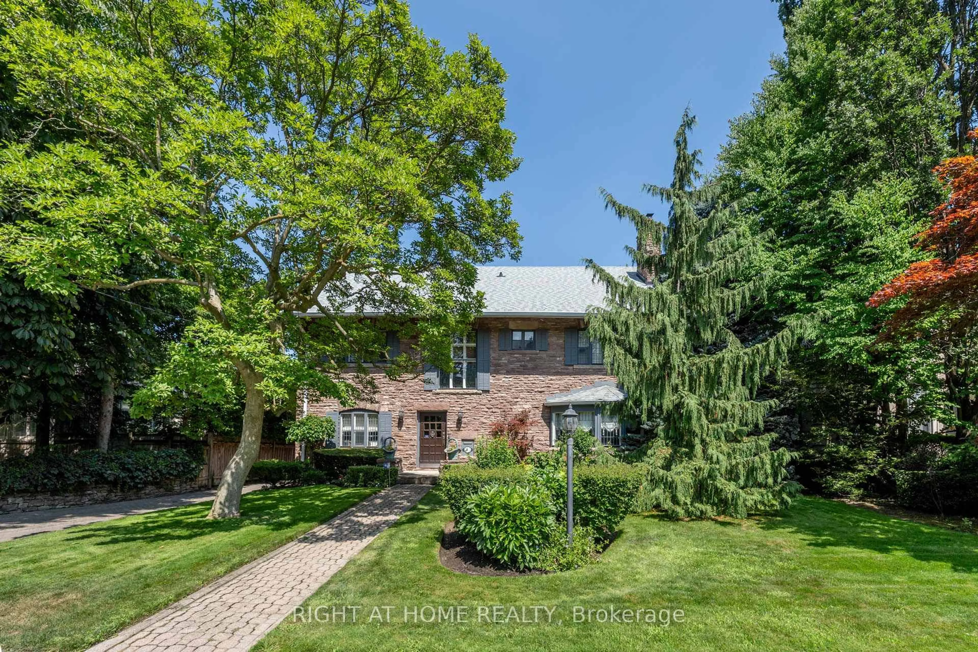 A pic from outside/outdoor area/front of a property/back of a property/a pic from drone, street for 287 RUSSELL HILL Rd, Toronto Ontario M4V 2T5