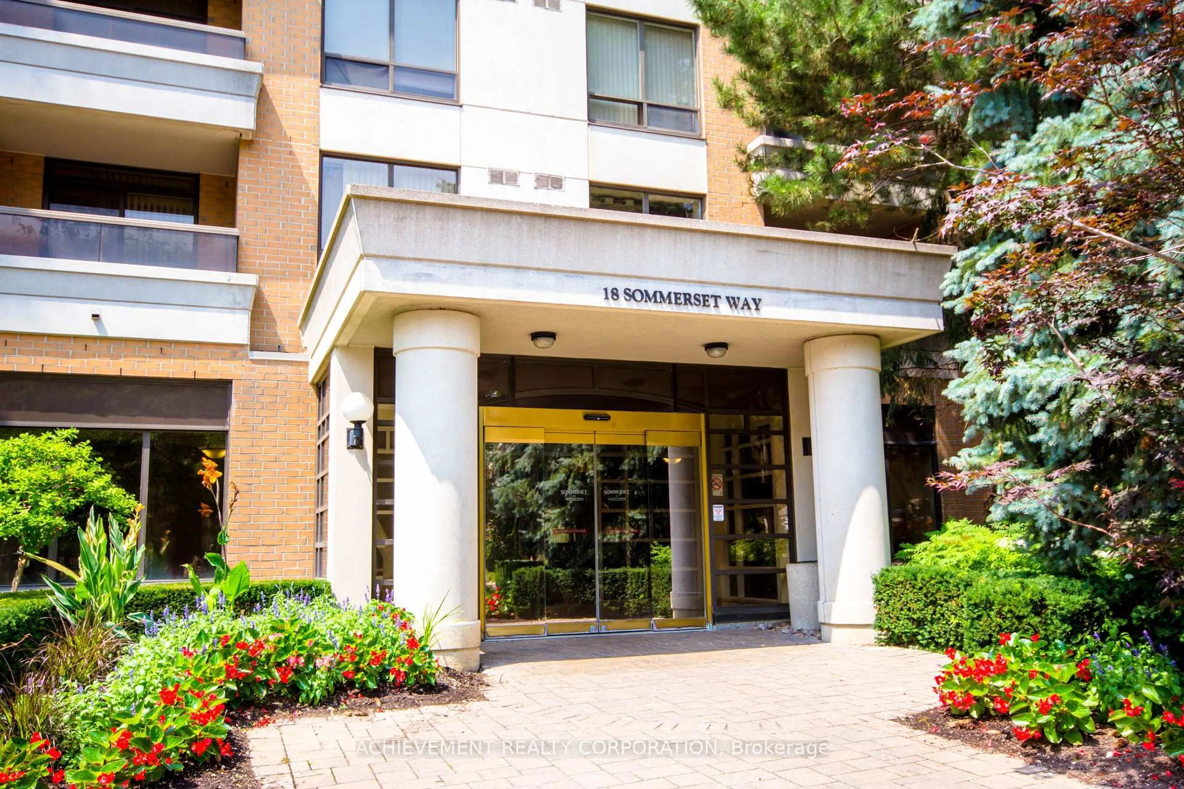 Indoor foyer for 18 Sommerset Way #1016, Toronto Ontario M2N 6X5