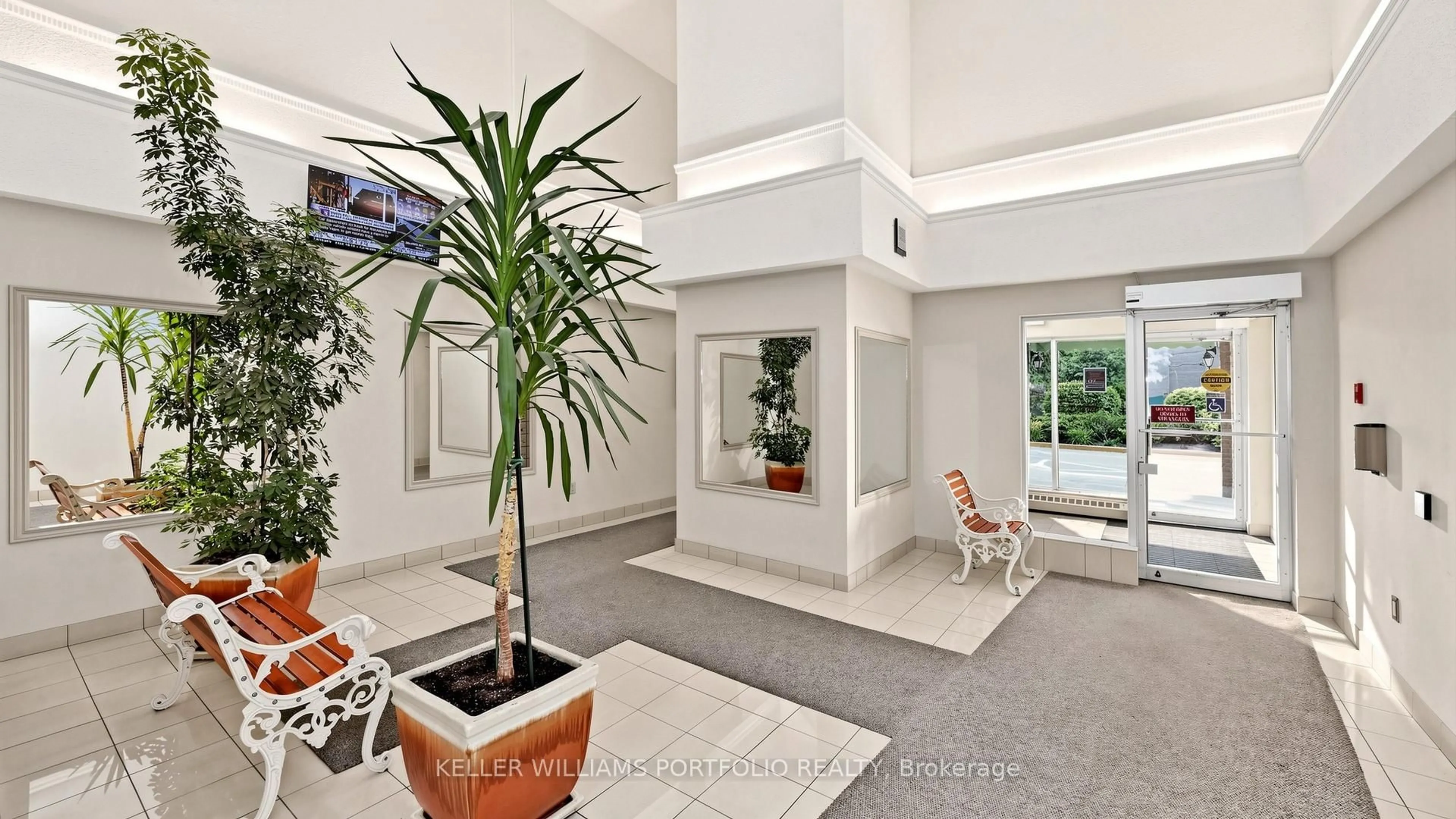 Indoor foyer for 4005 Don Mills Rd #358, Toronto Ontario M2H 3J9