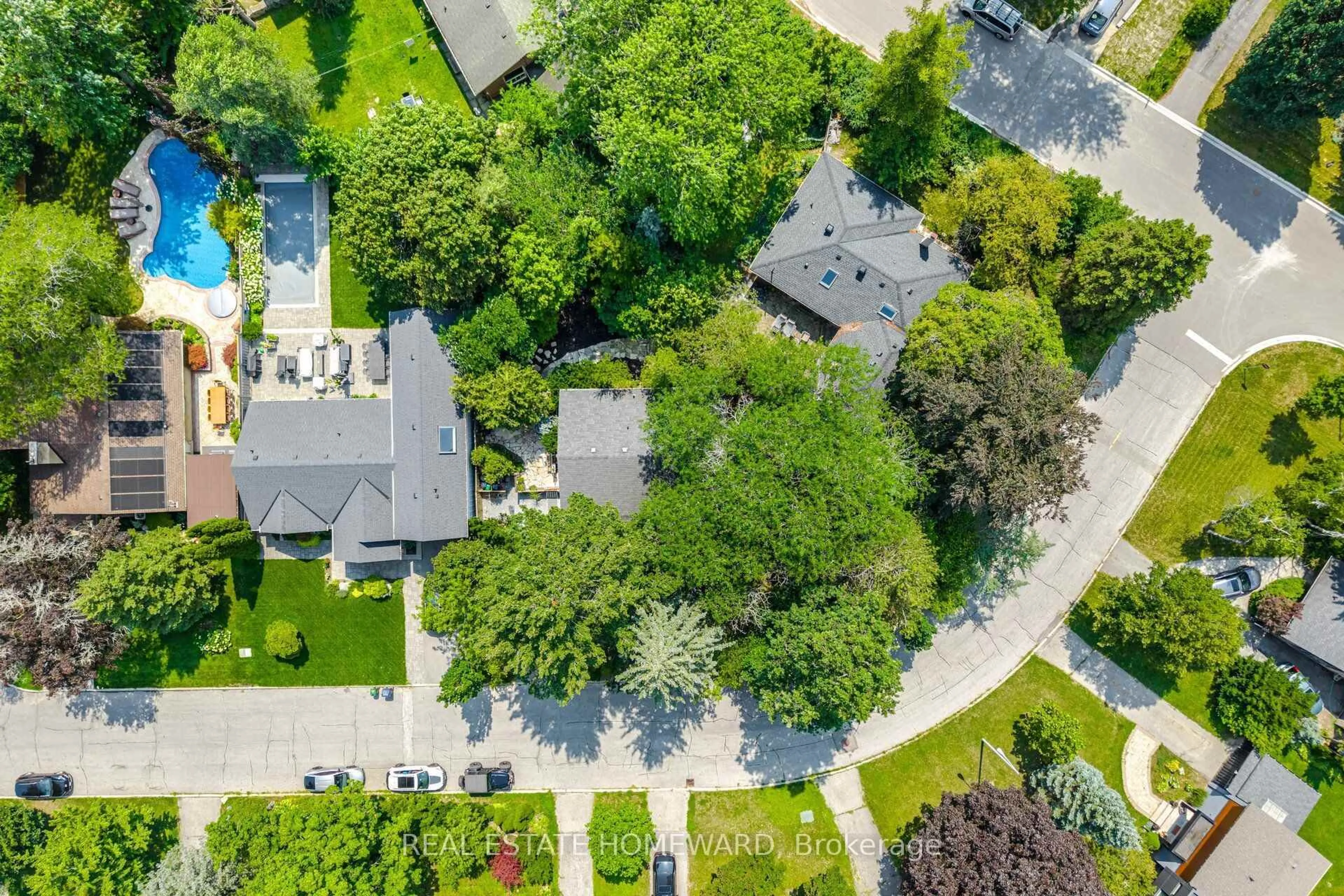 A pic from outside/outdoor area/front of a property/back of a property/a pic from drone, street for 3 Shadwell Pl, Toronto Ontario M3B 1J4