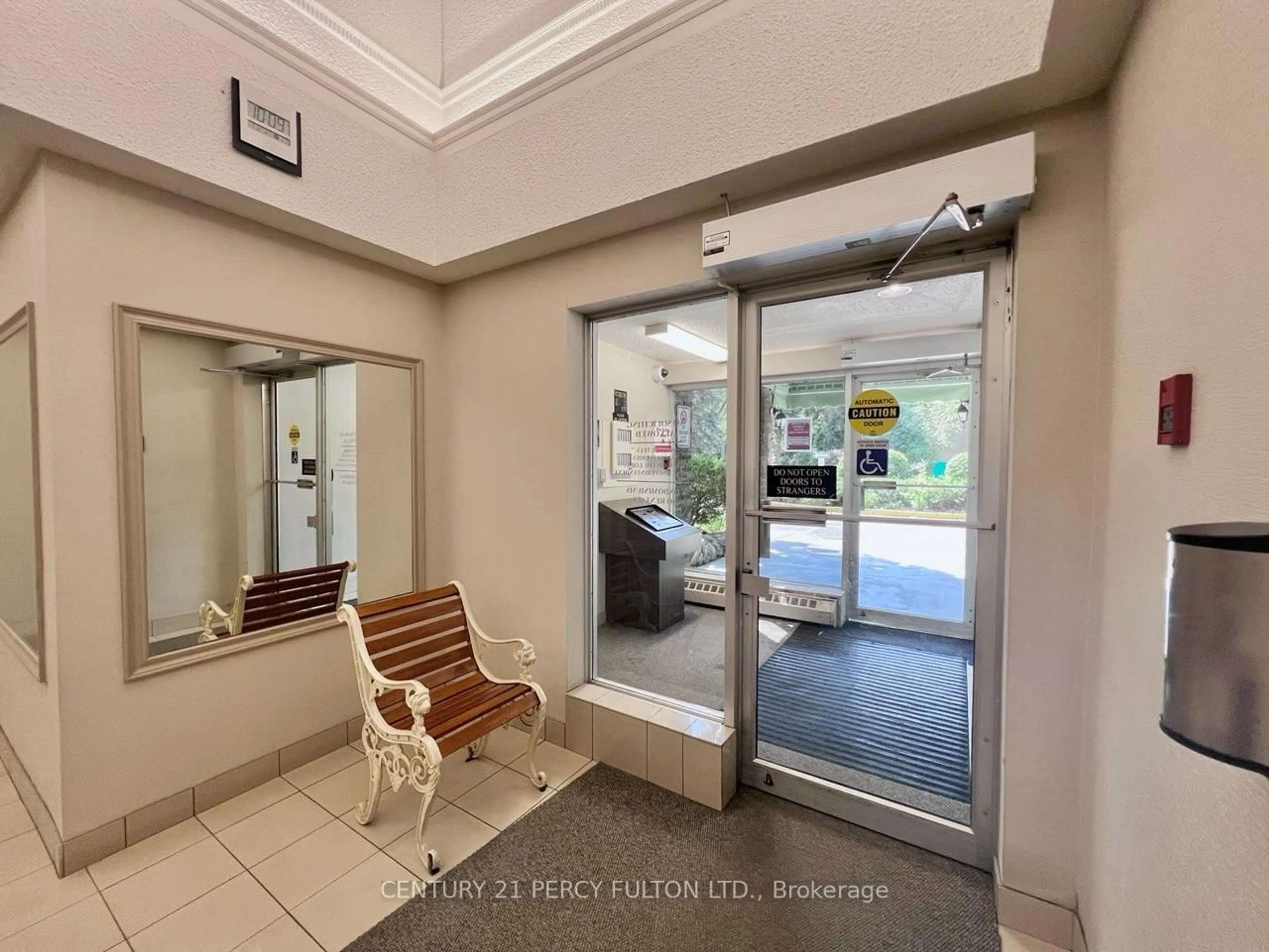 Indoor foyer for 4005 Don Mills Rd #228, Toronto Ontario M2H 3J9