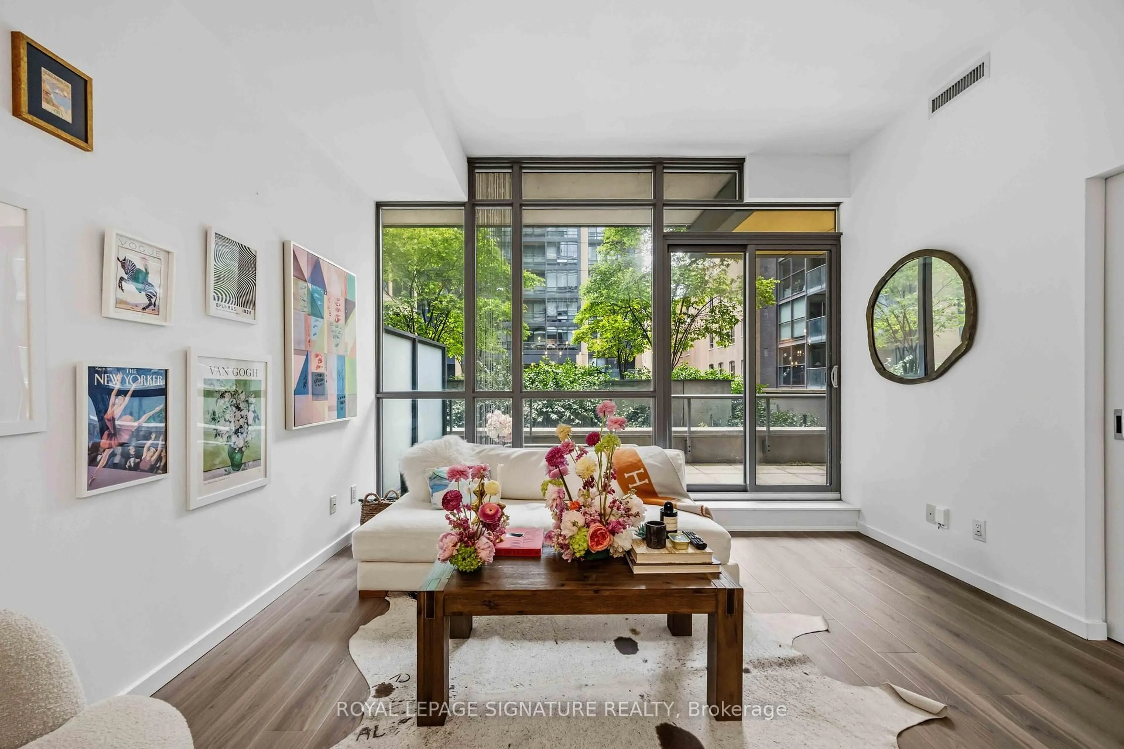 Indoor entryway for 8 Charlotte St #202, Toronto Ontario M5V 0K4