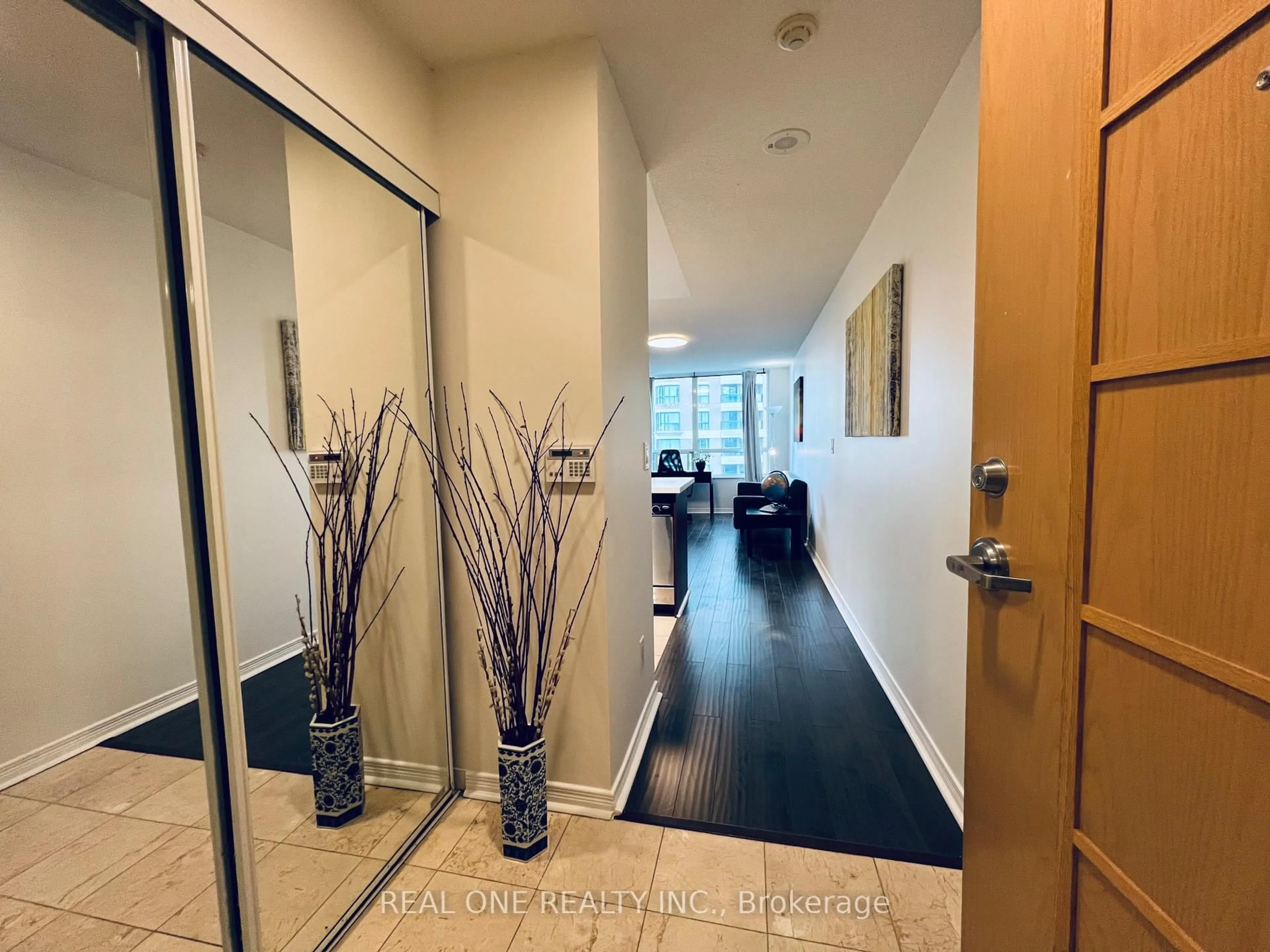 Indoor foyer for 503 Beecroft Rd #801, Toronto Ontario M2N 0A2