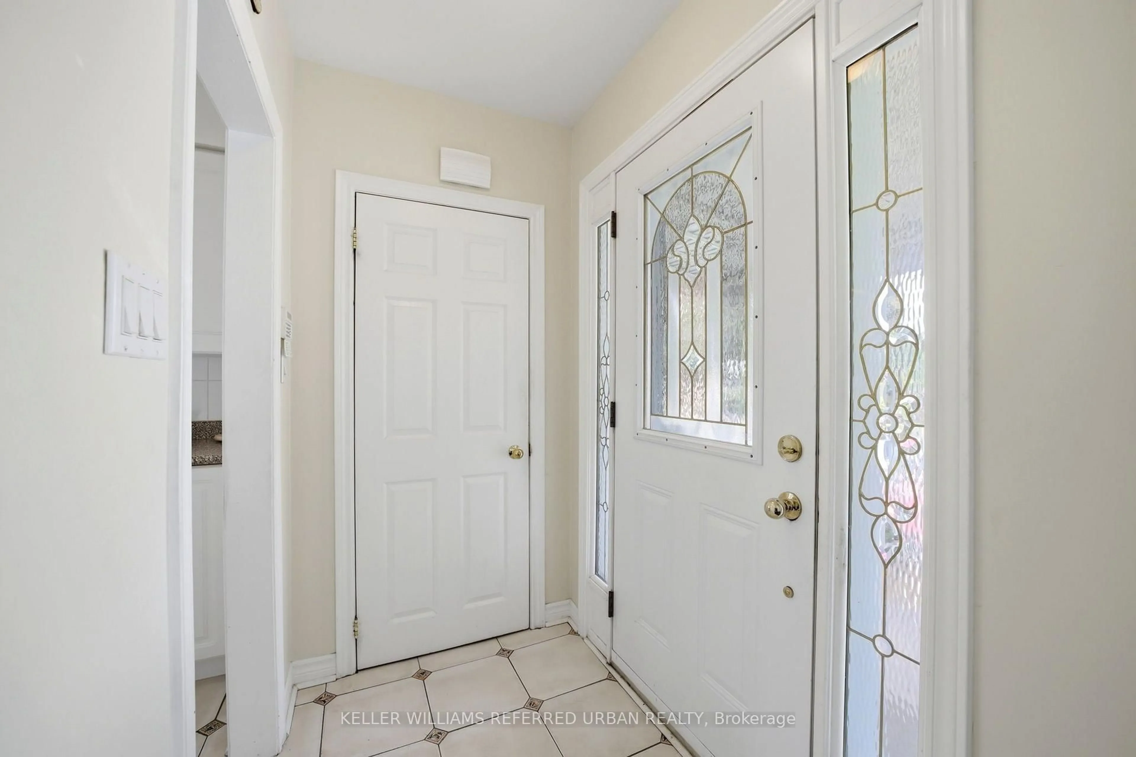Indoor entryway for 49 Santa Barbara Rd, Toronto Ontario M2N 2C1