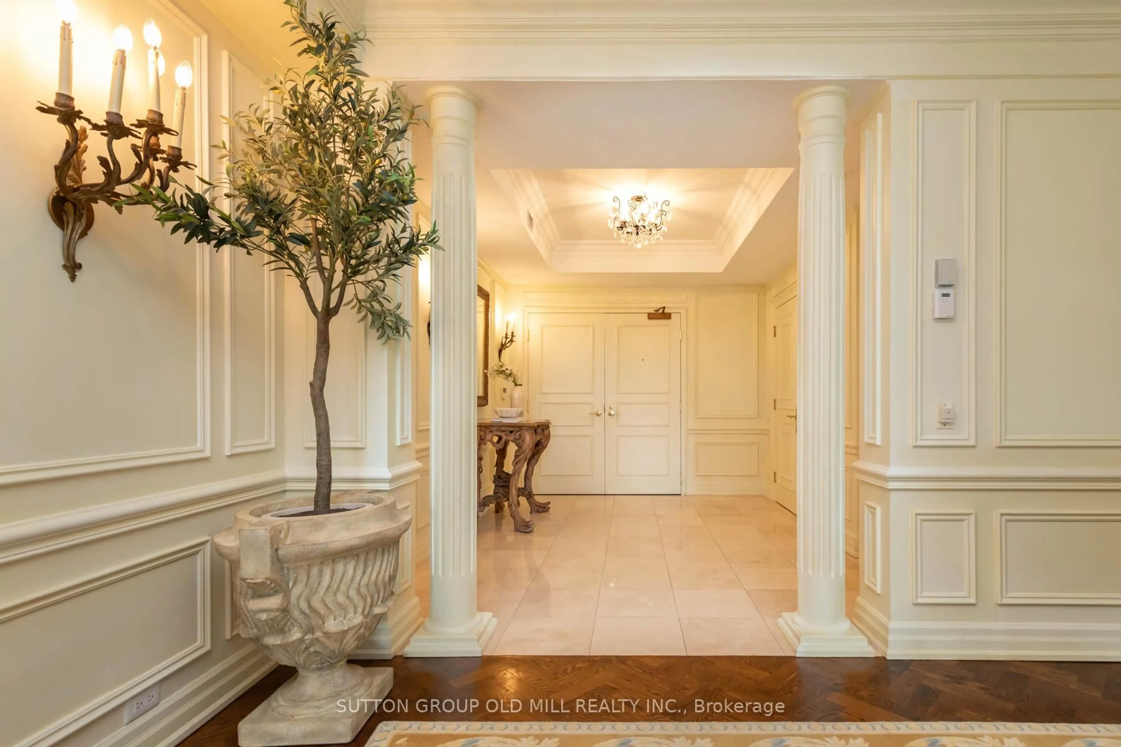 Indoor foyer for 38 Avenue Rd #700, Toronto Ontario M5R 2G2