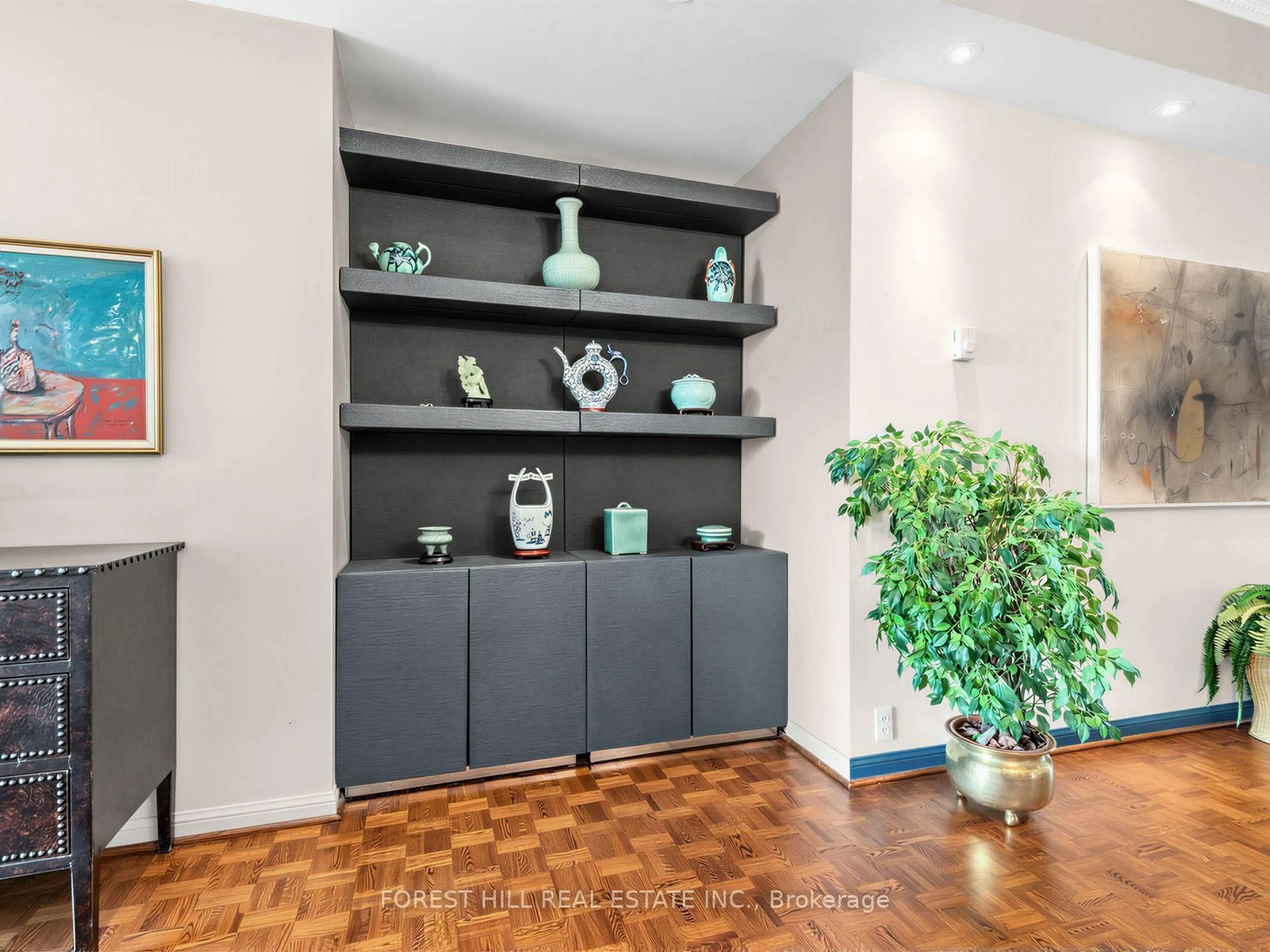 Indoor entryway for 407 Walmer Rd #501, Toronto Ontario M5R 3N2