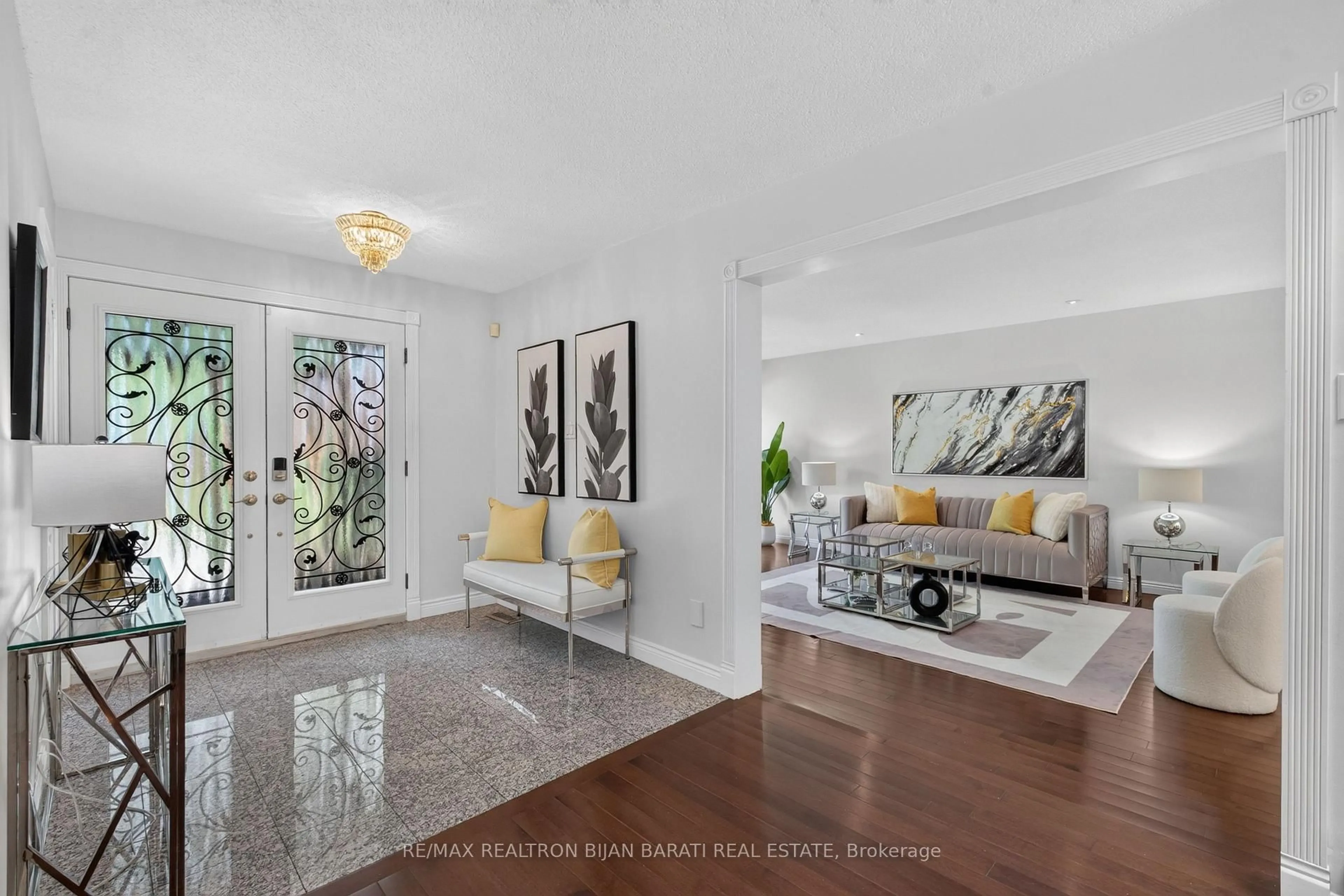 Indoor entryway for 26 Saddletree Dr, Toronto Ontario M2H 3L3