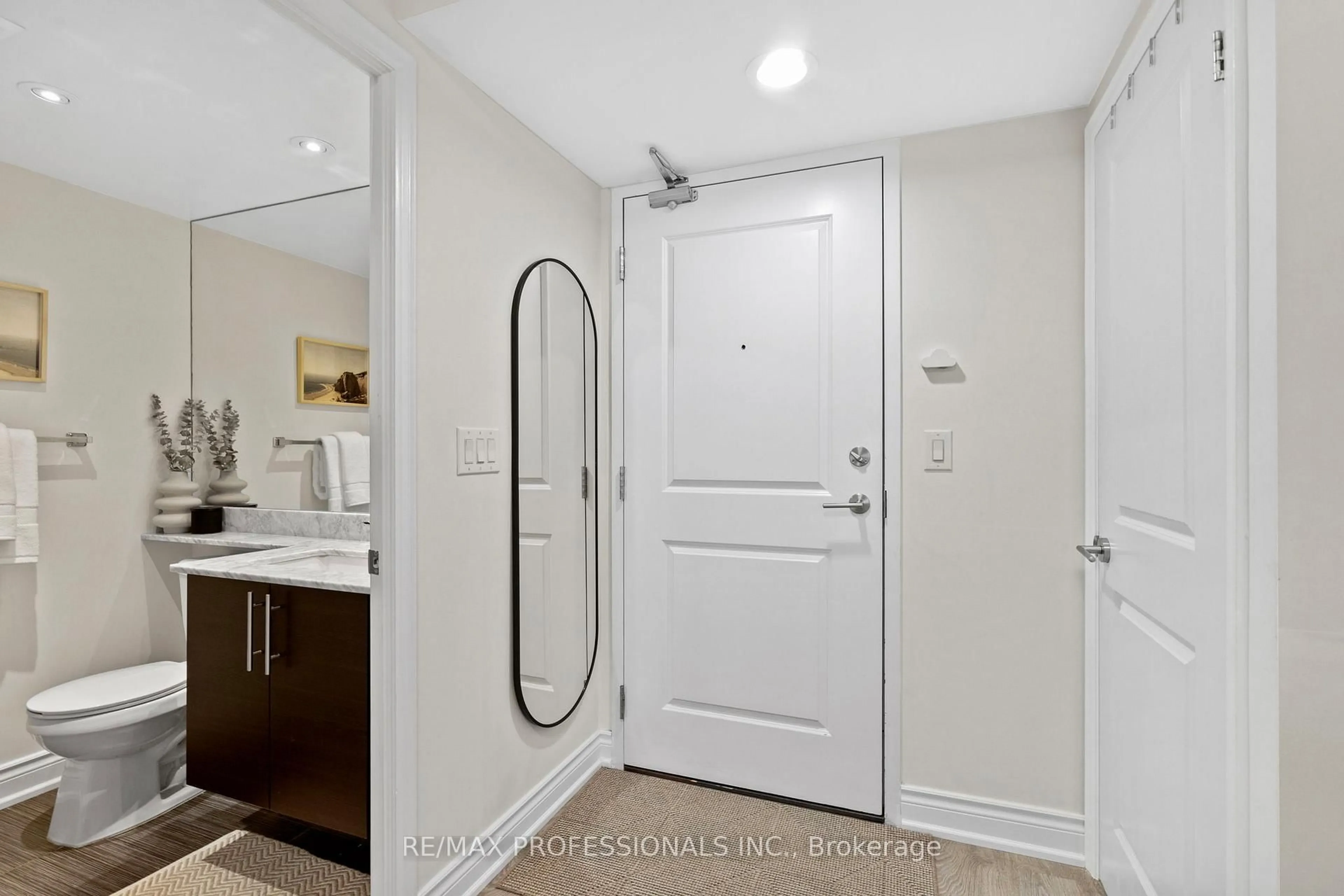 Indoor entryway for 125 Western Battery Rd #909, Toronto Ontario M6K 3R8