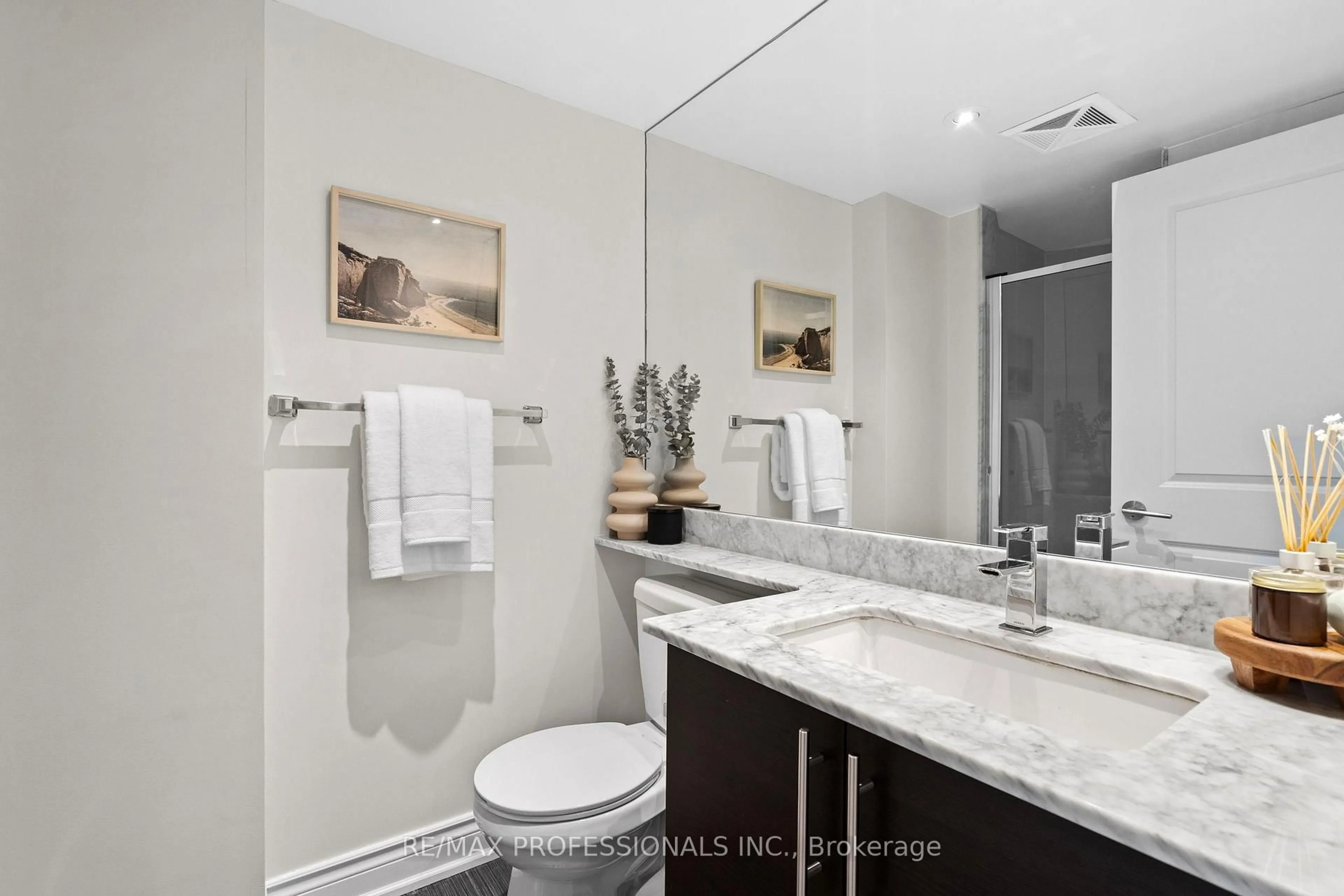 Standard bathroom, ceramic/tile floor for 125 Western Battery Rd #909, Toronto Ontario M6K 3R8