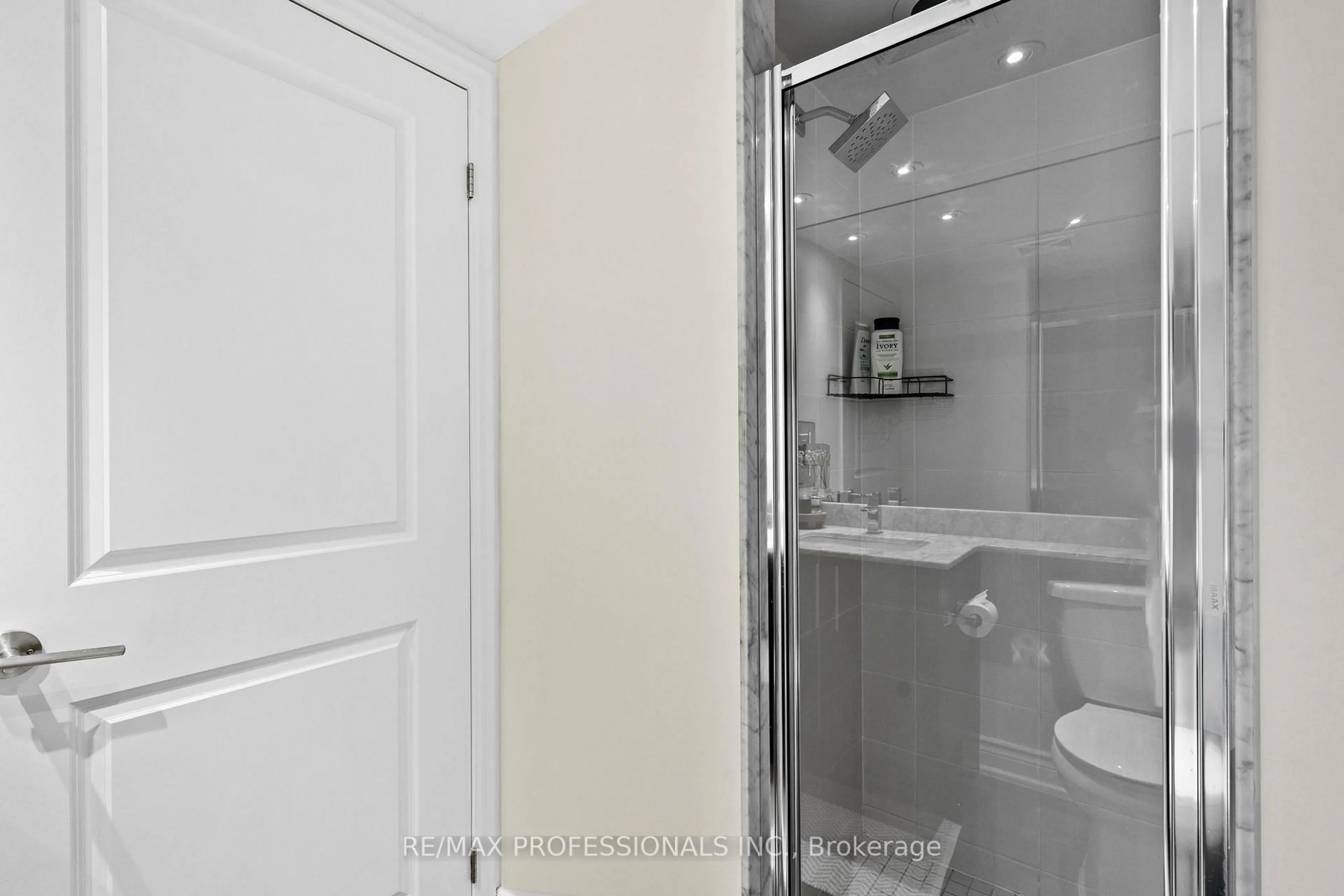 Standard bathroom, unknown for 125 Western Battery Rd #909, Toronto Ontario M6K 3R8