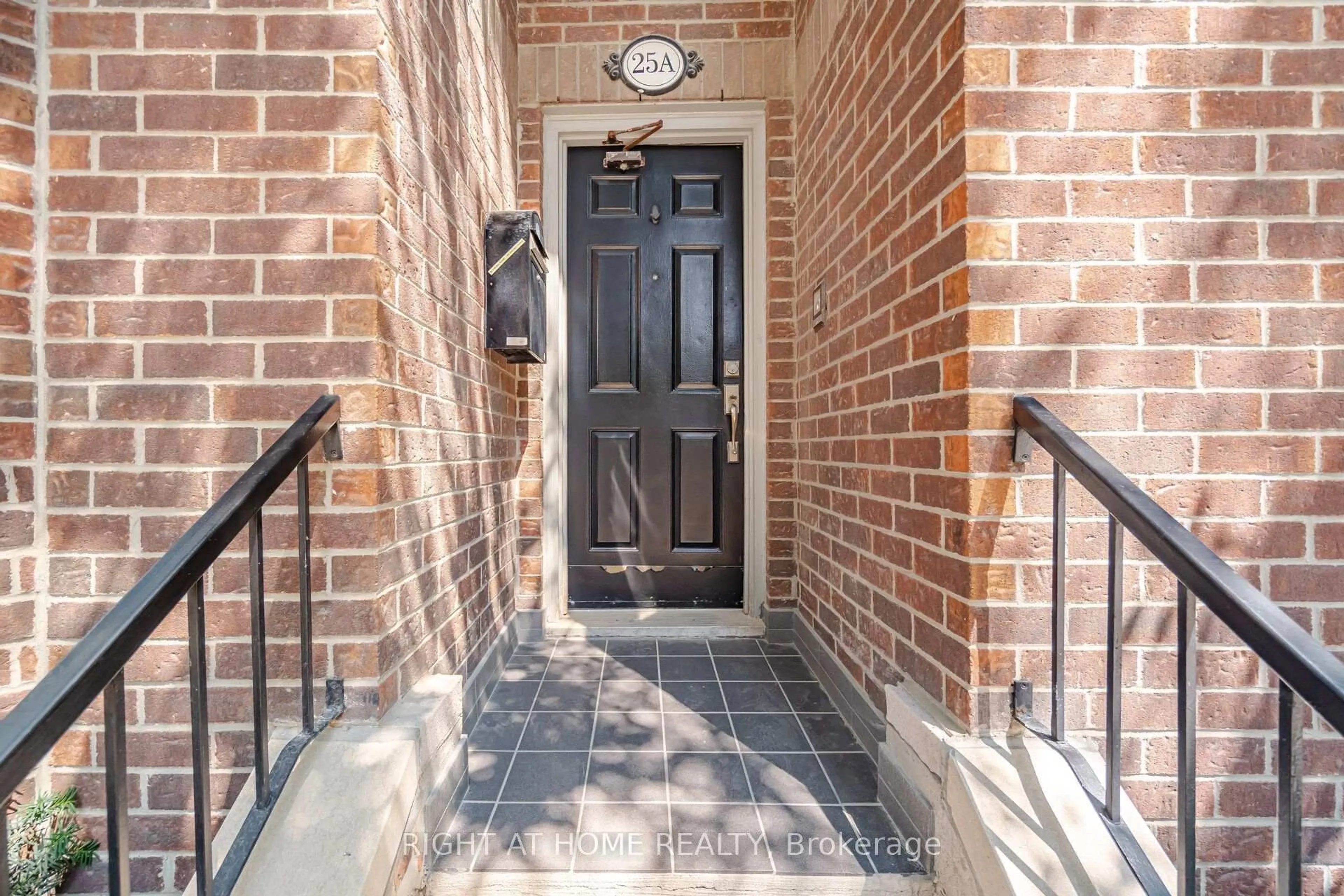 Indoor entryway for 25A Shaw St, Toronto Ontario M6J 3T5